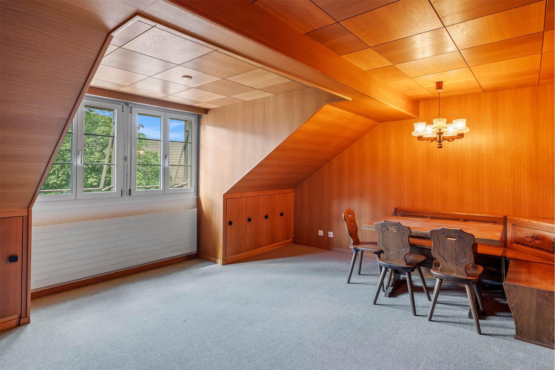 Dachgeschossraum mit Holzvertäfelung