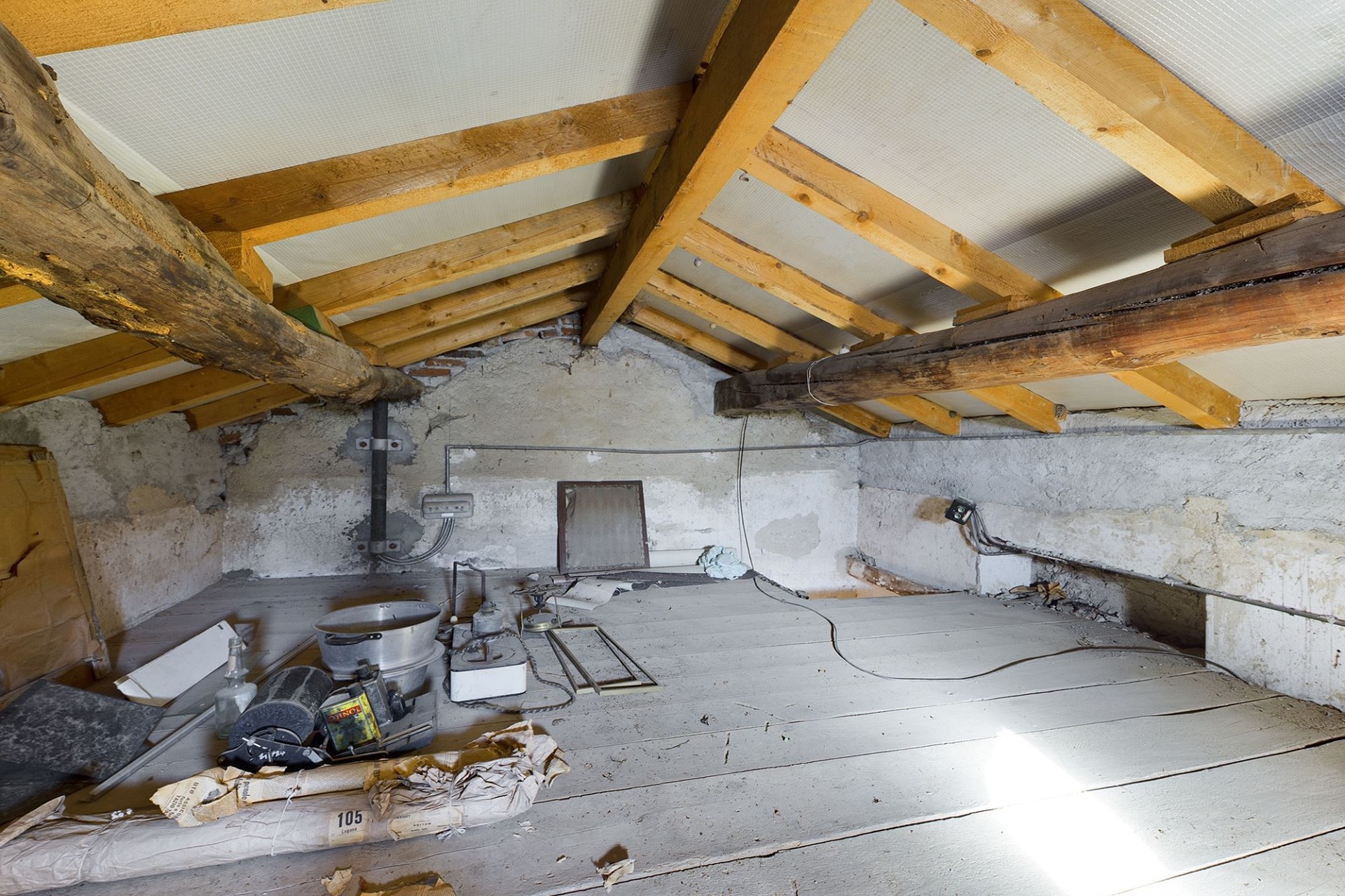 Ausgebauter Dachboden mit sichtbarer Holzkonstruktion