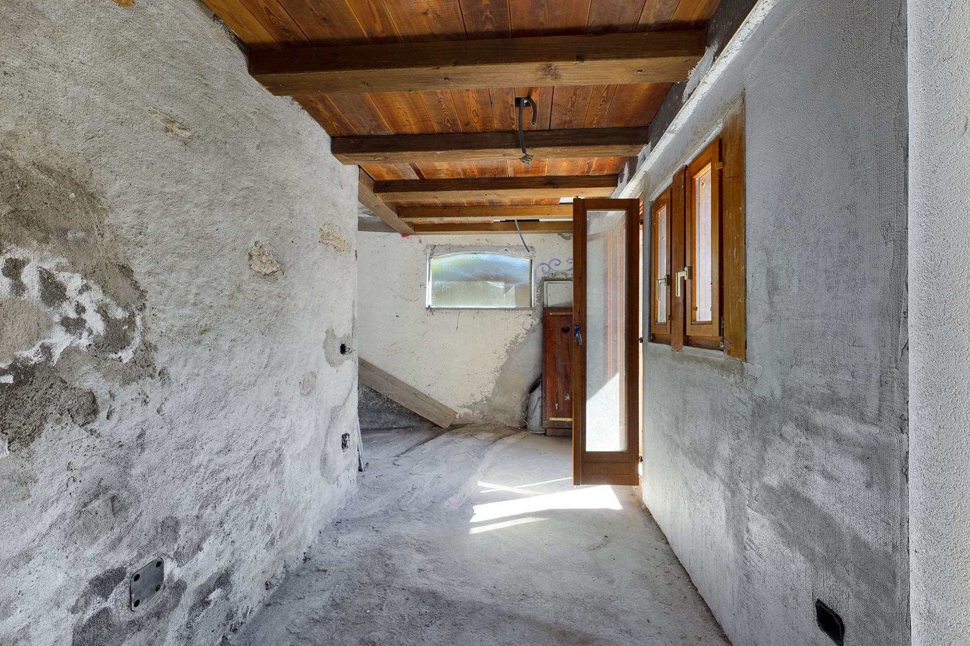 Unsanierter Innenraum mit Holzbalkendecke