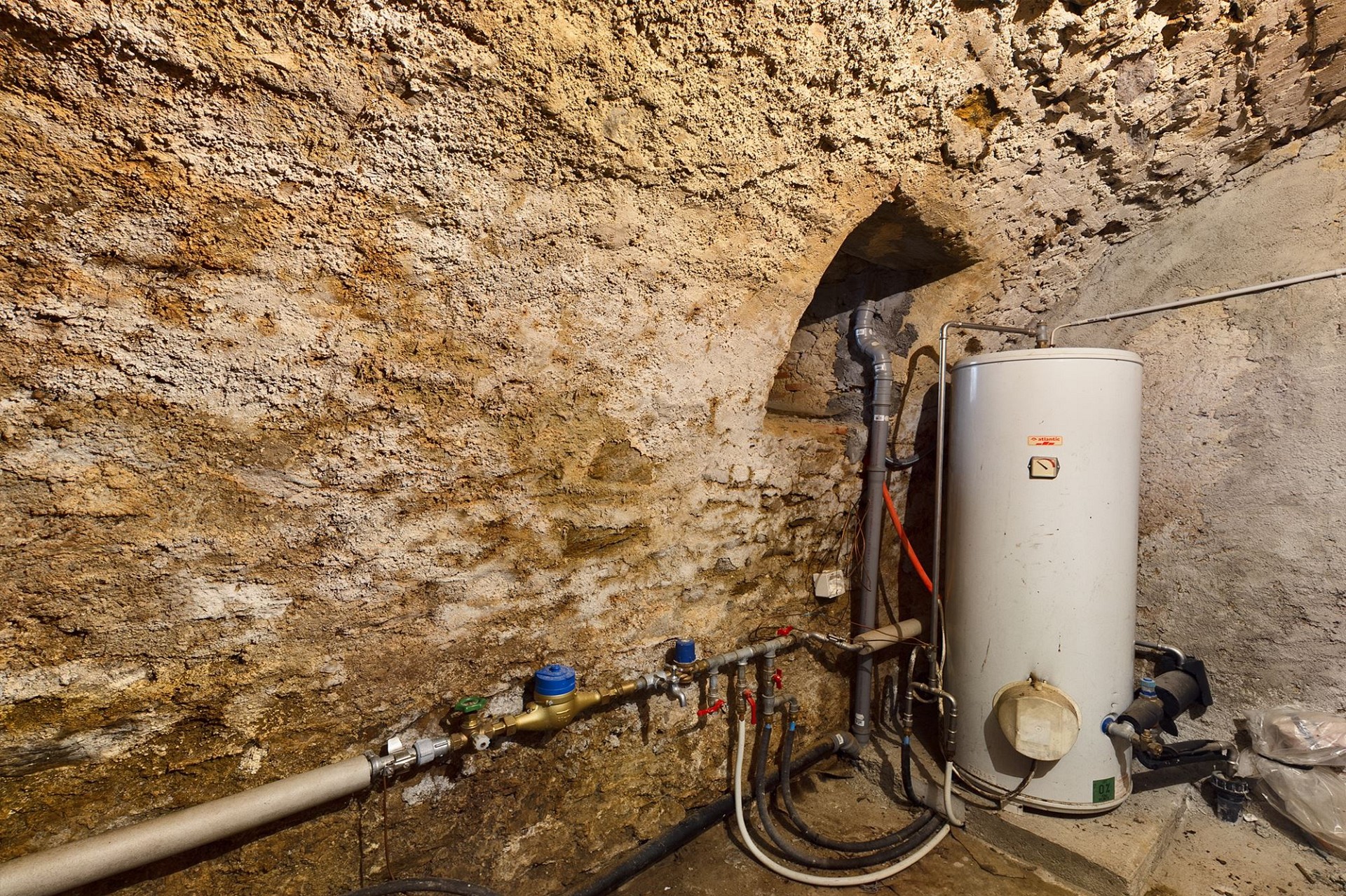 Kellerraum mit Technik und Warmwasserspeicher