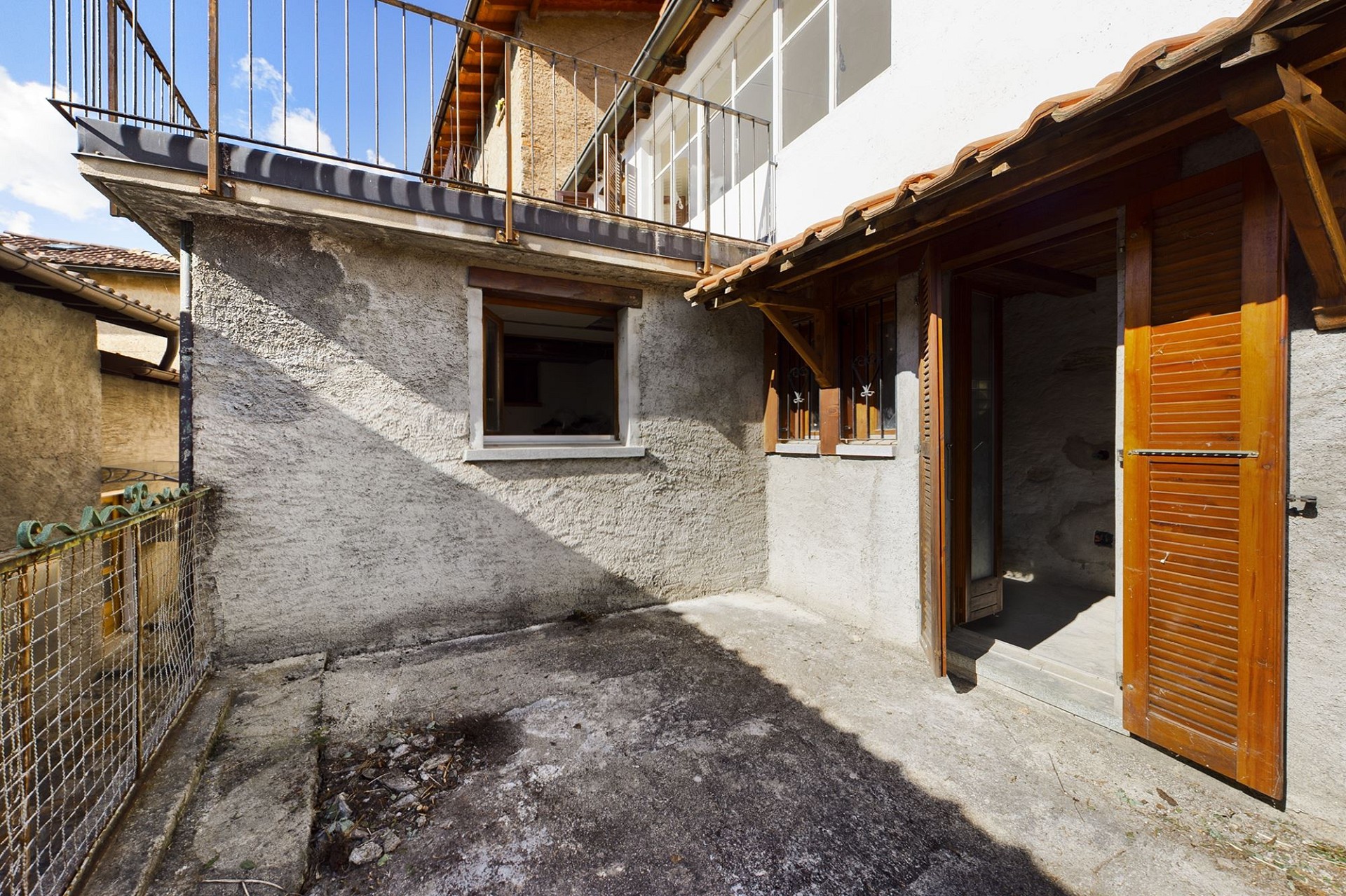 Außenbereich mit Balkon und Eingangszone