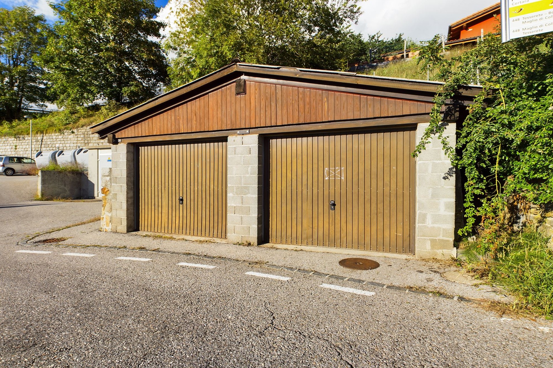 Doppelgarage an der Straße