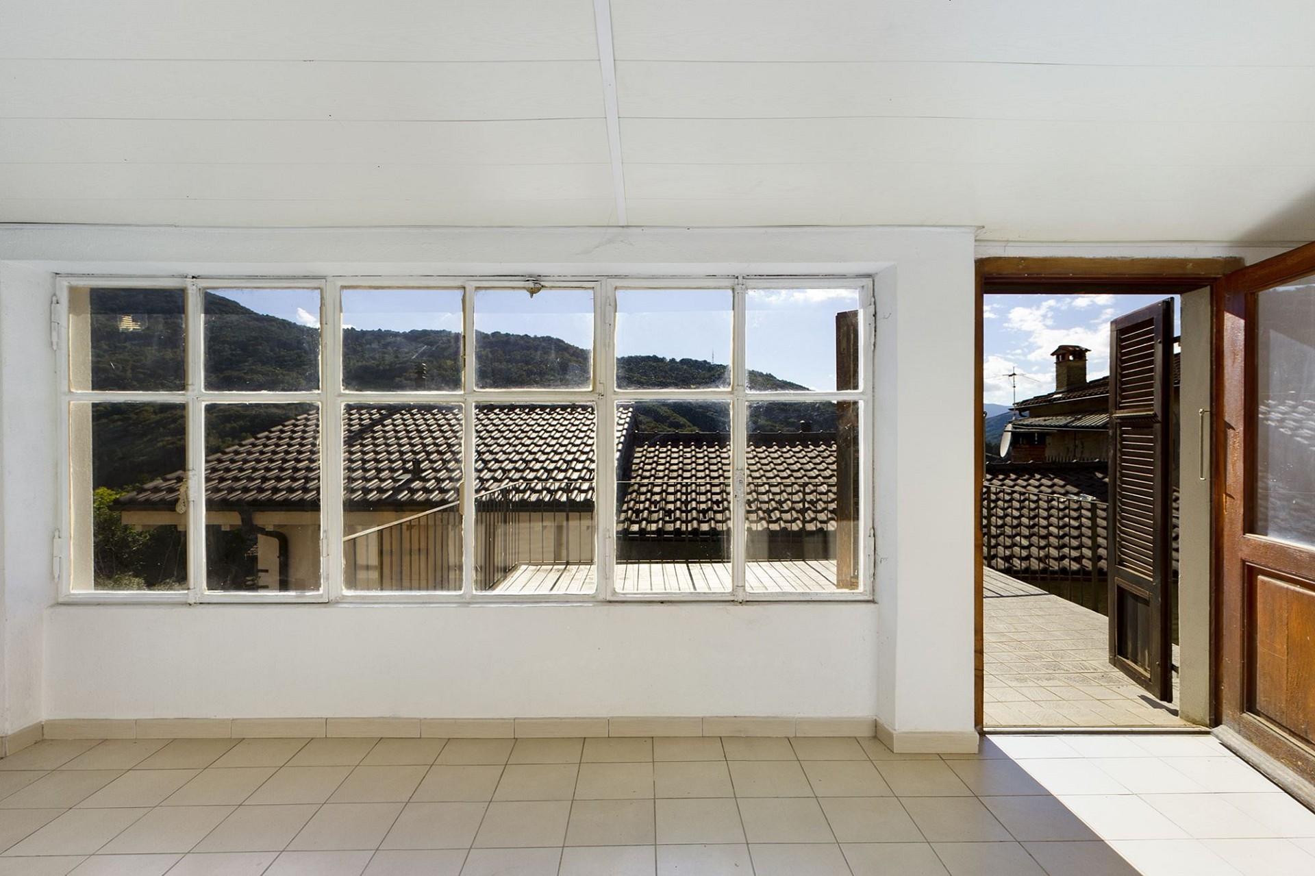 Heller Raum mit großem Fenster und Balkonzugang