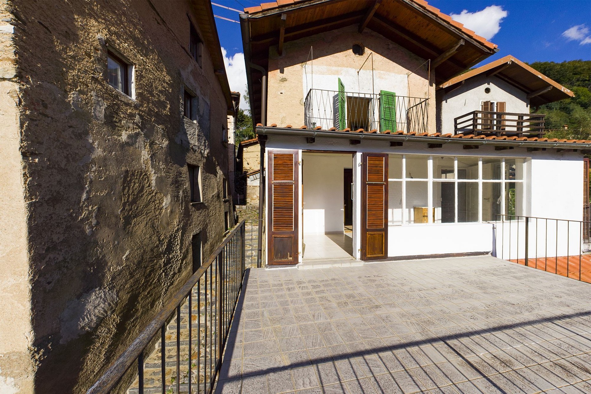 Terrasse mit mediterraner Fassade