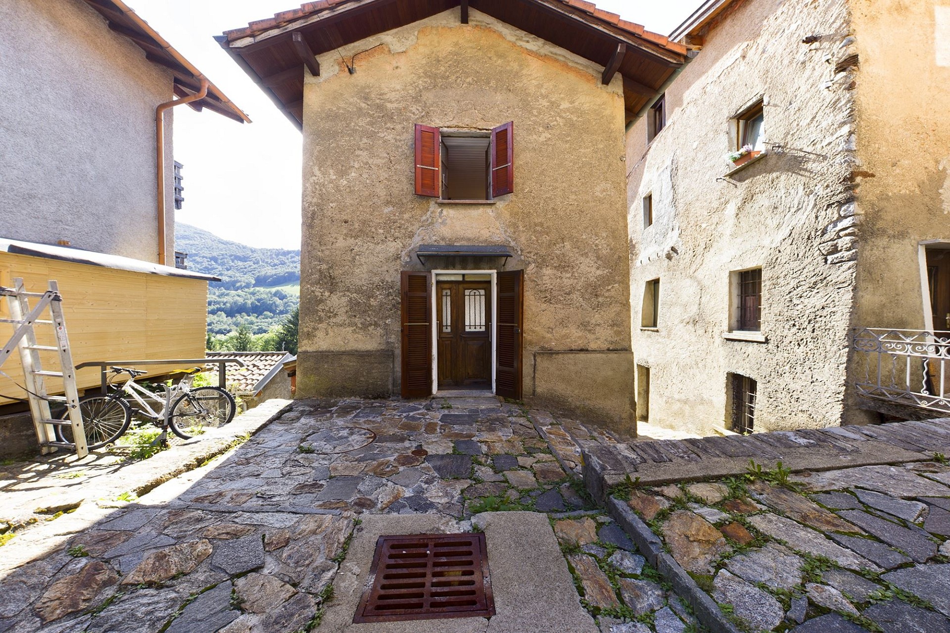 Historischer Innenhof mit Bergblick