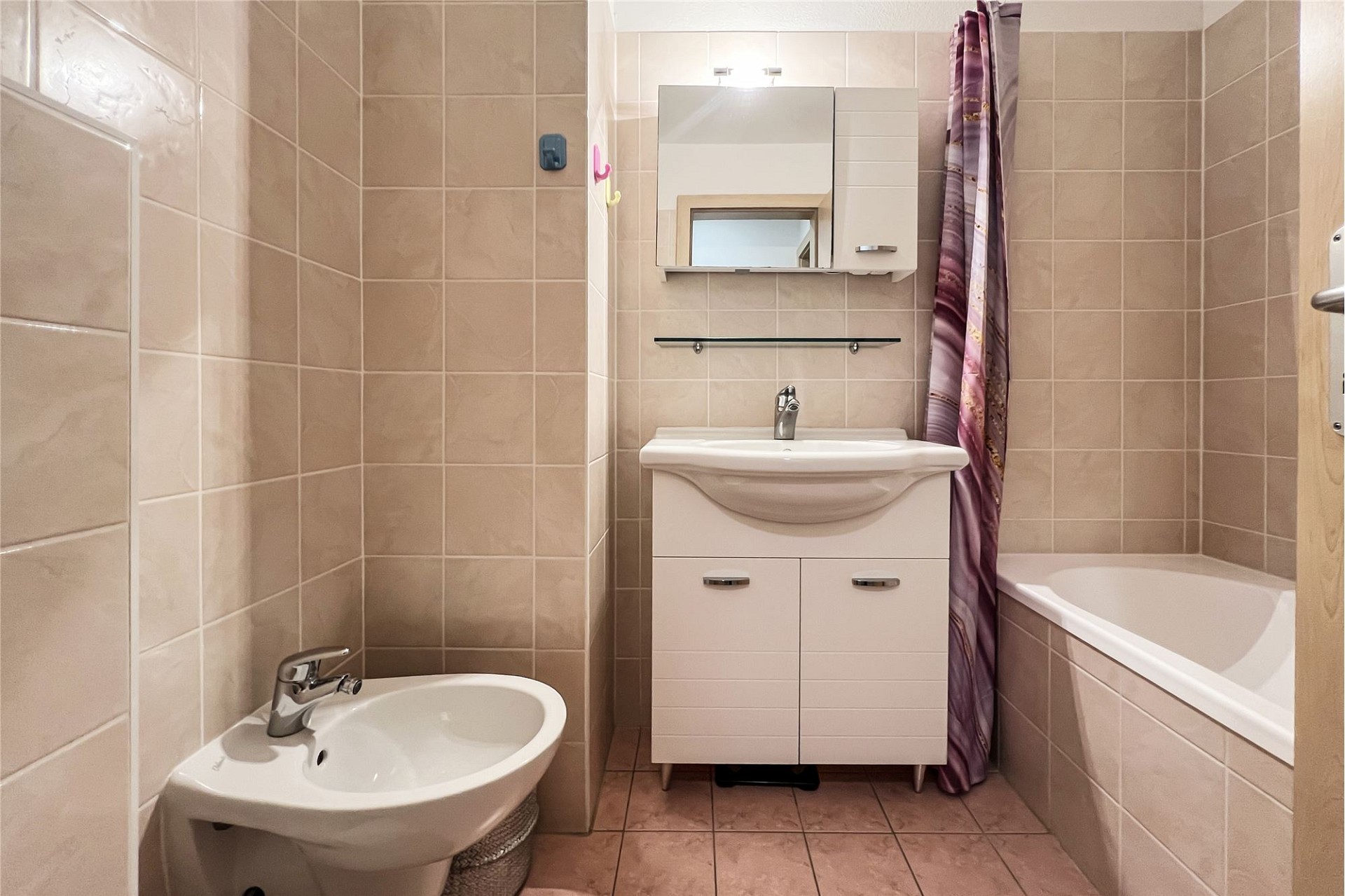 Badezimmer mit Badewanne und Waschtisch