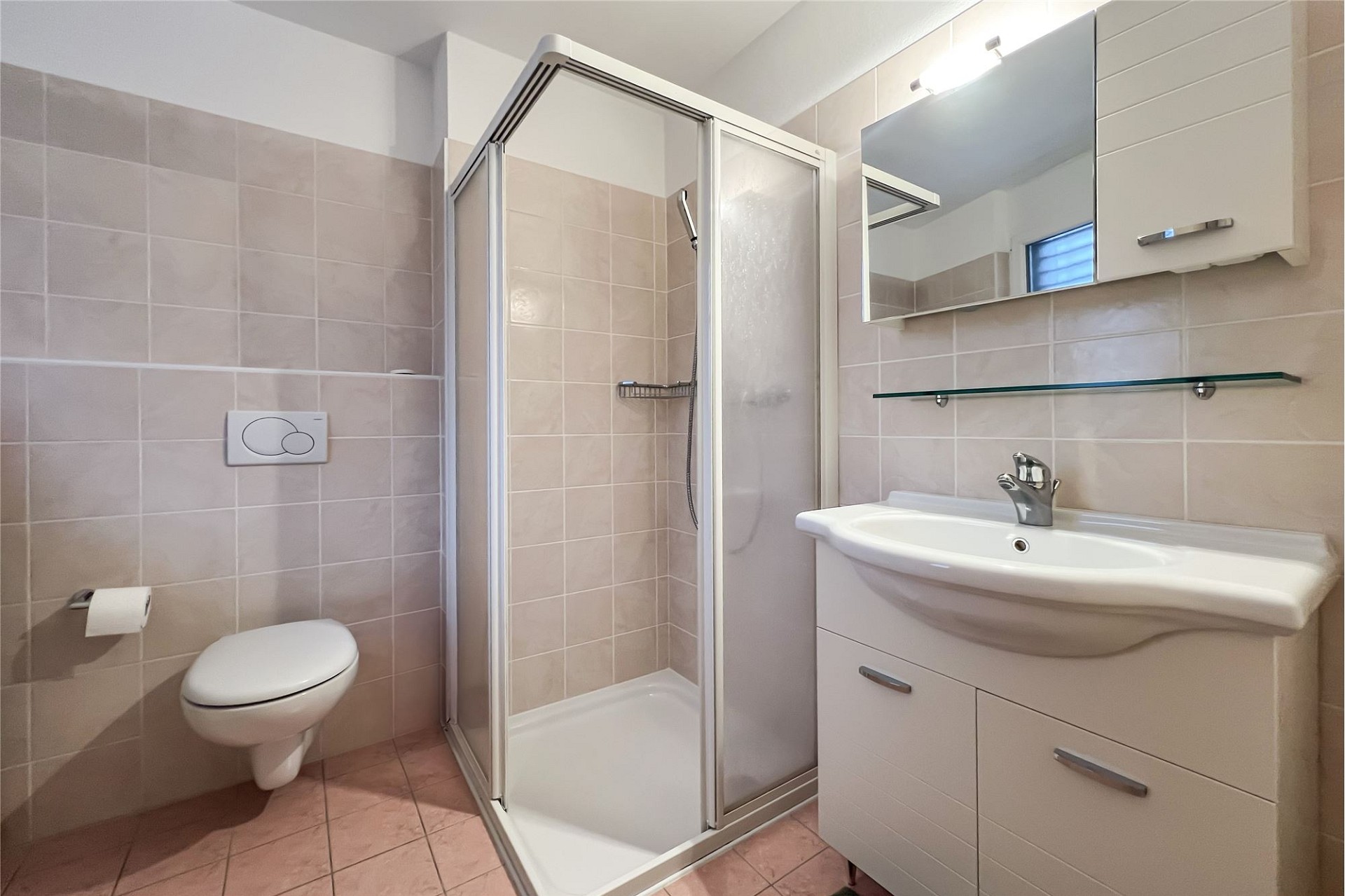 Modernes kleines Badezimmer mit Dusche und WC