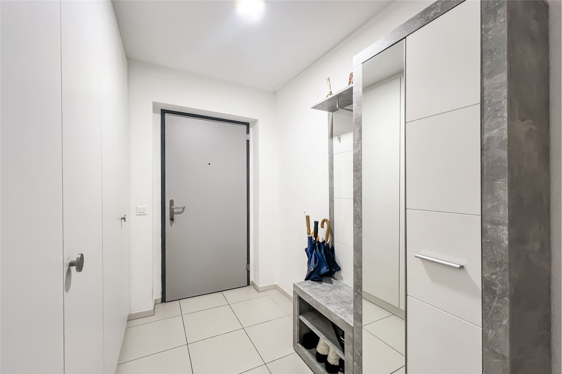 Heller Eingangsbereich mit Garderobe