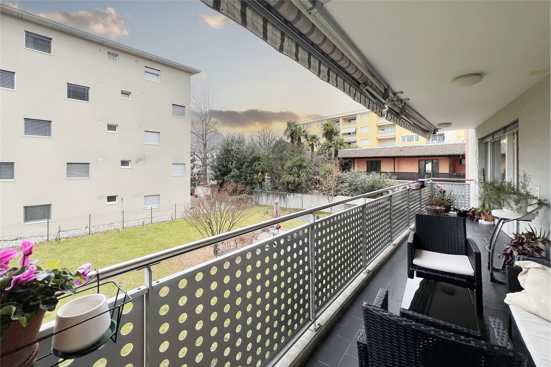 Balkon mit Ausblick auf Innenhof