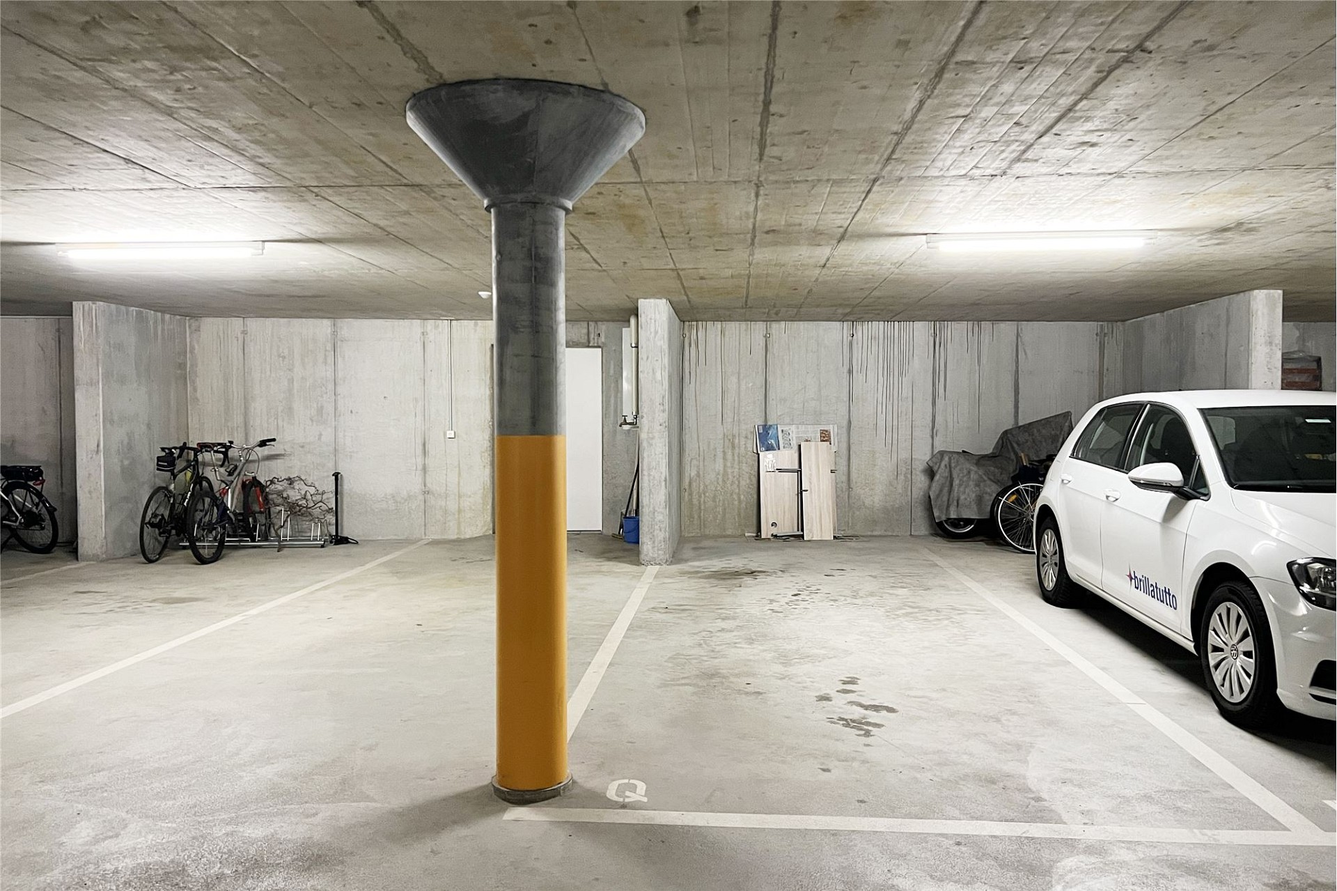 Tiefgarage mit Stellplätzen