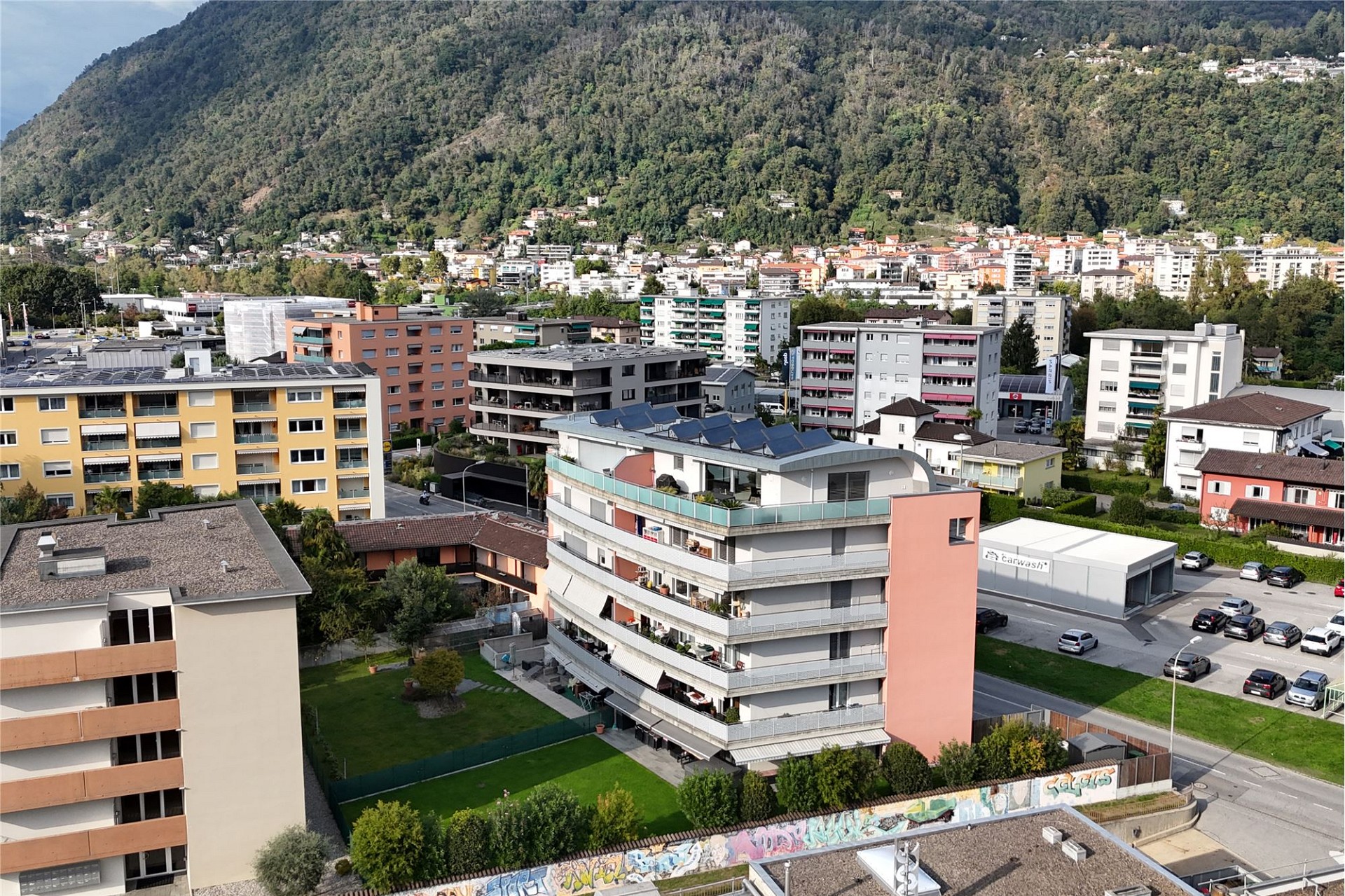 Städtische Wohnanlage mit Bergkulisse