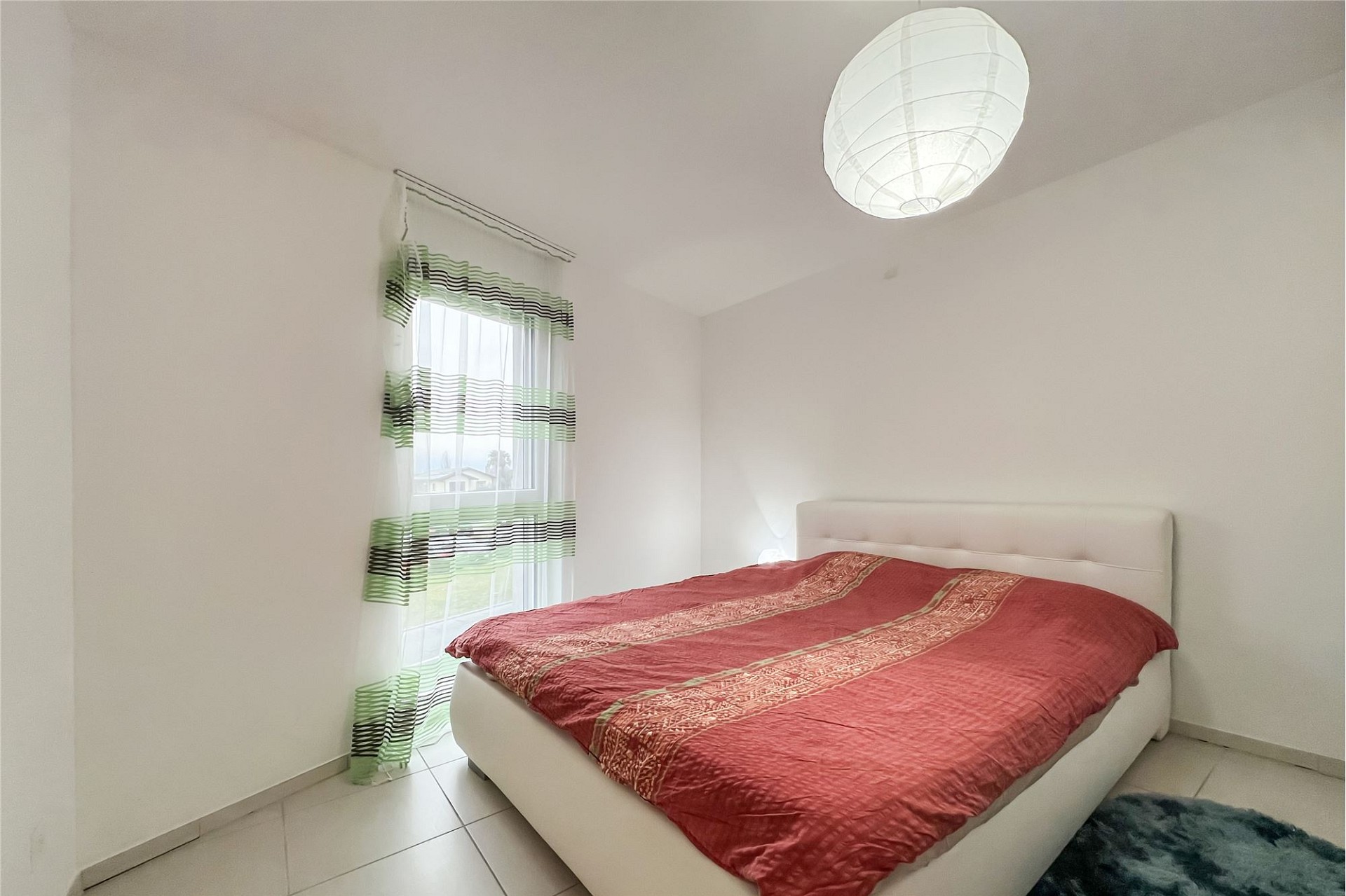 Helles Schlafzimmer mit Bett