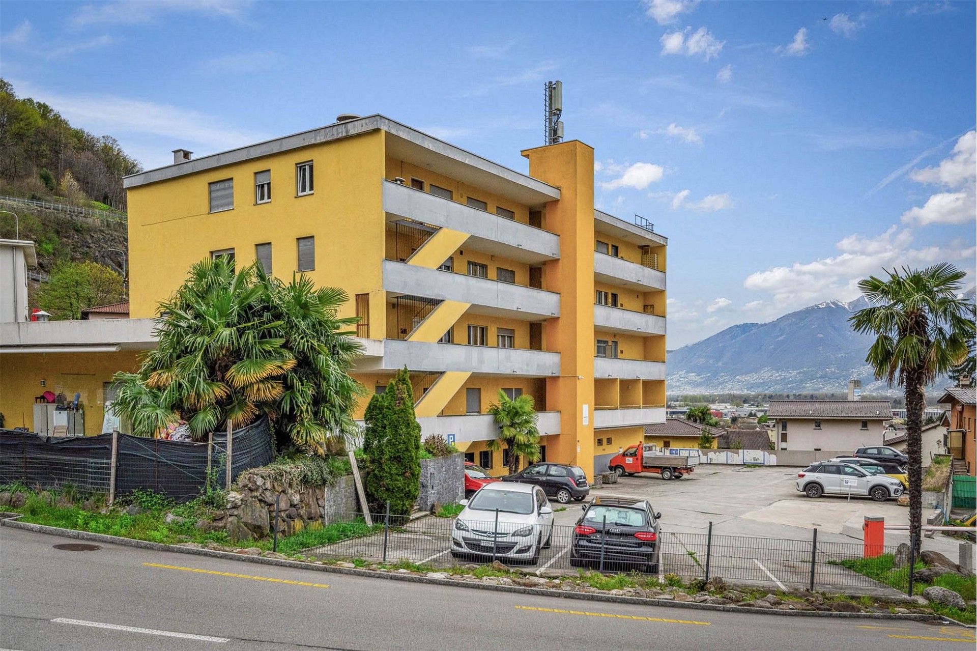 Mehrfamilienhaus mit Parkplatz und Bergblick