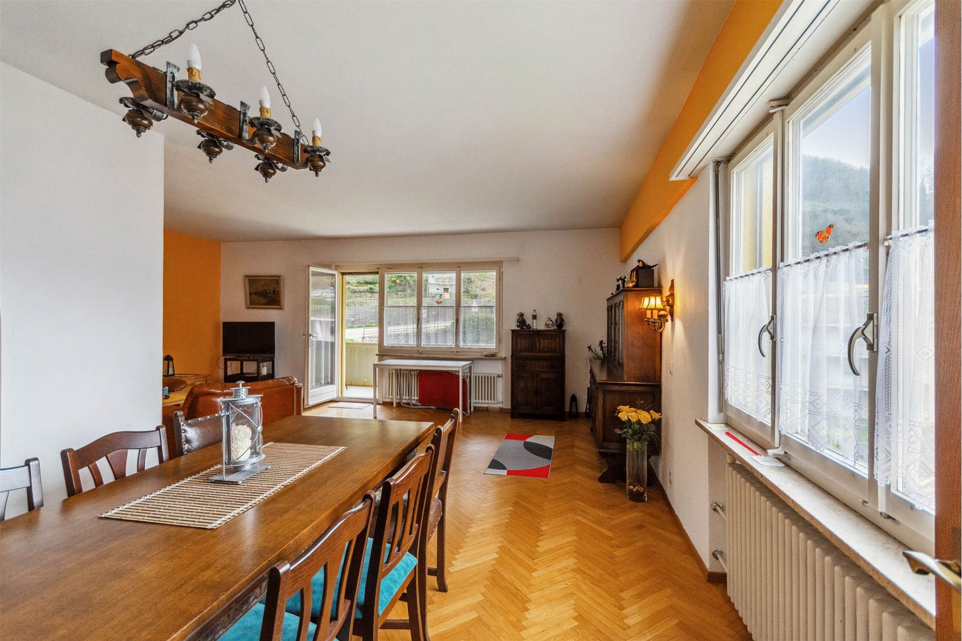Wohn- und Essbereich mit Zugang zum Balkon