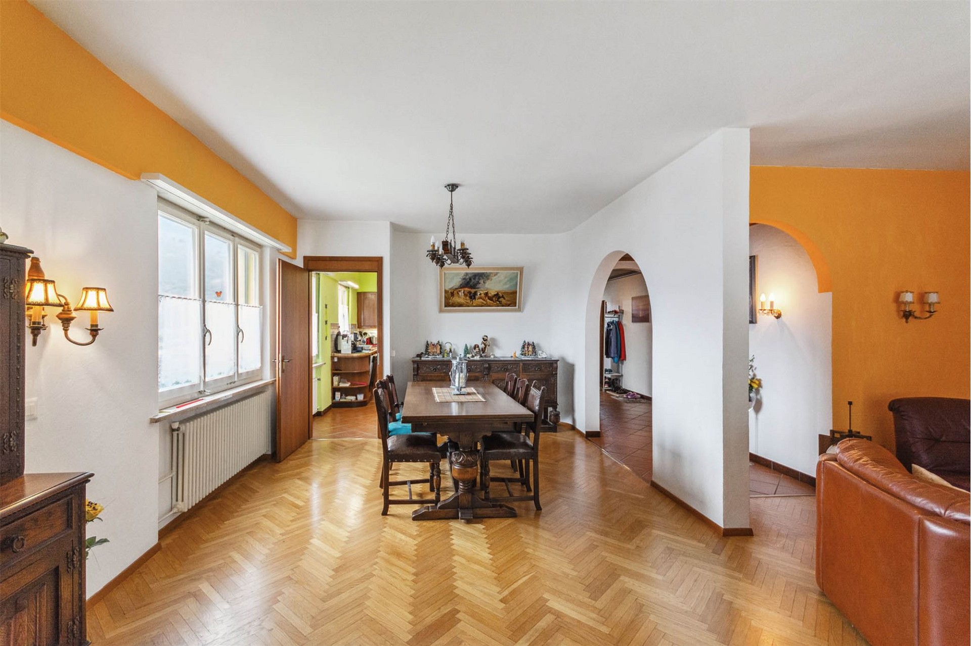 Ess-/Wohnzimmer mit Durchgang zur Küche