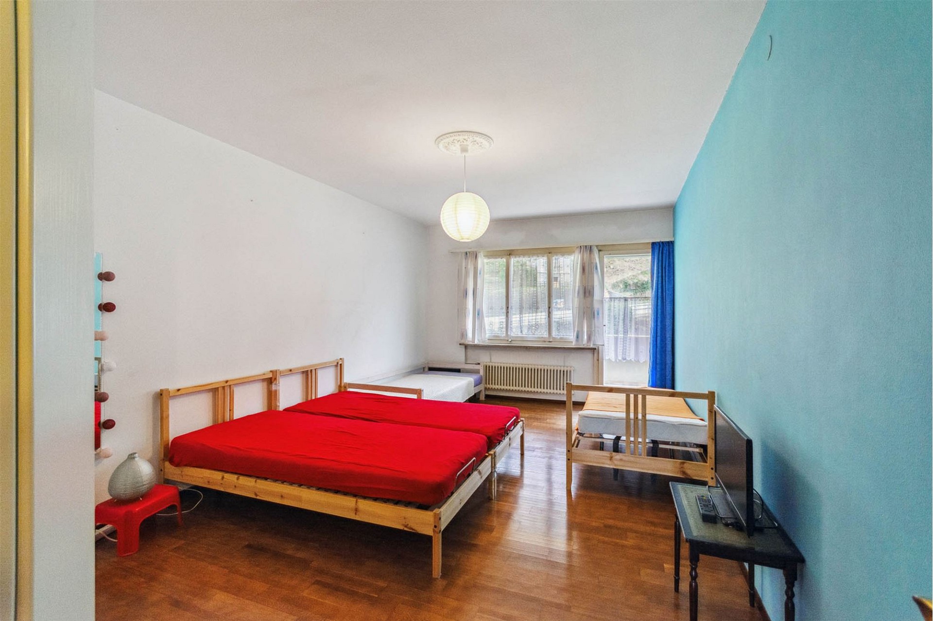 Schlafzimmer mit zwei Betten und Tageslicht