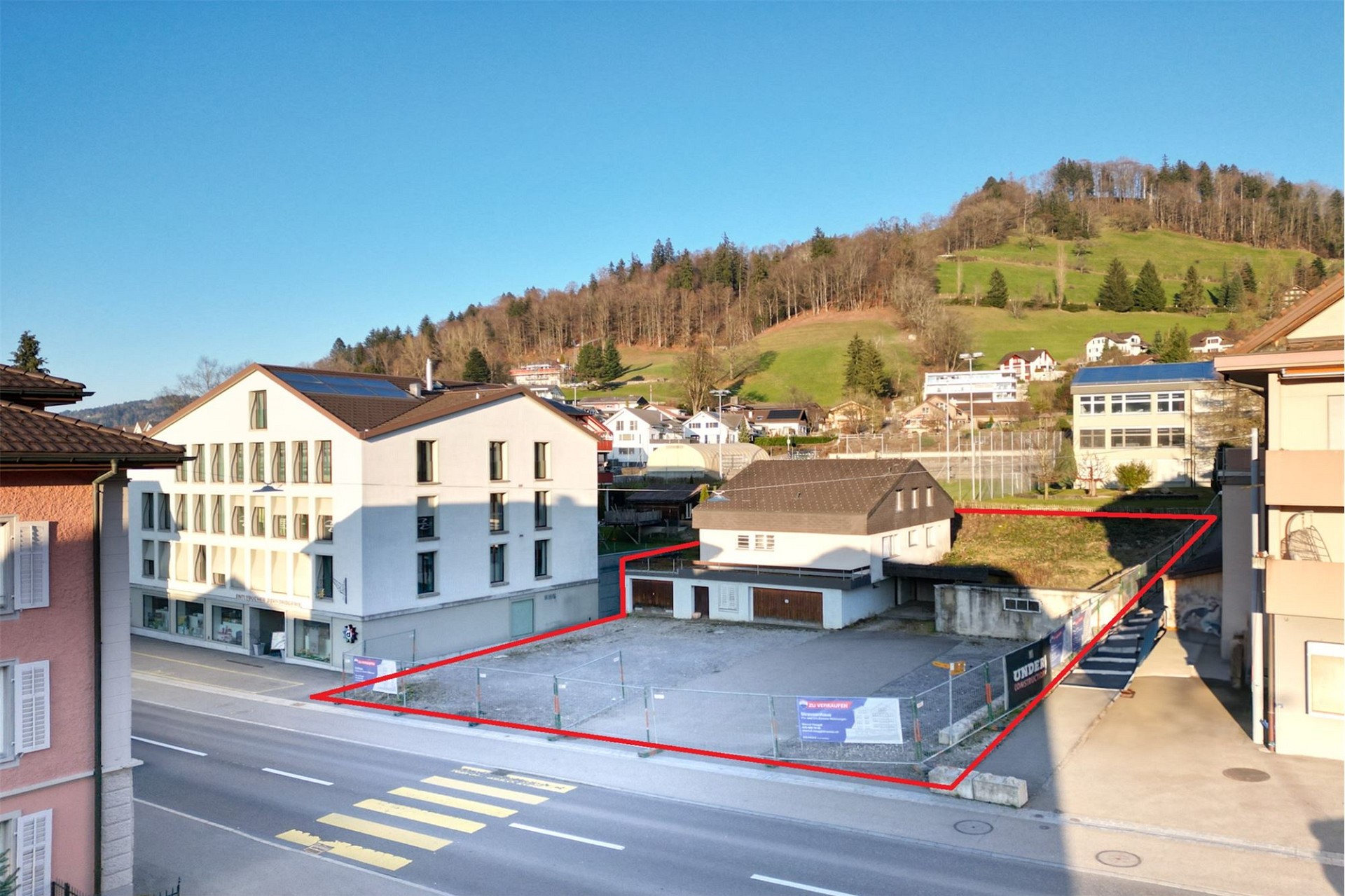 Städtisches Grundstück mit Gebäude und Bergblick