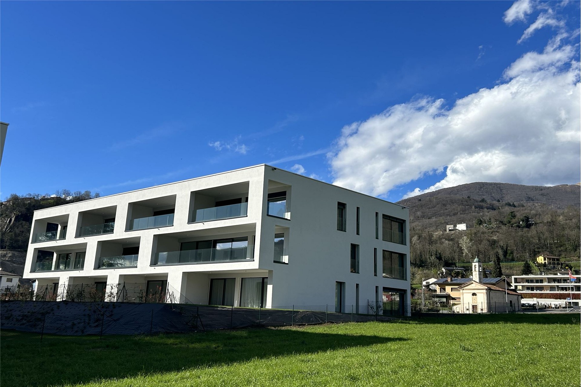 Moderne Wohnanlage mit Bergblick