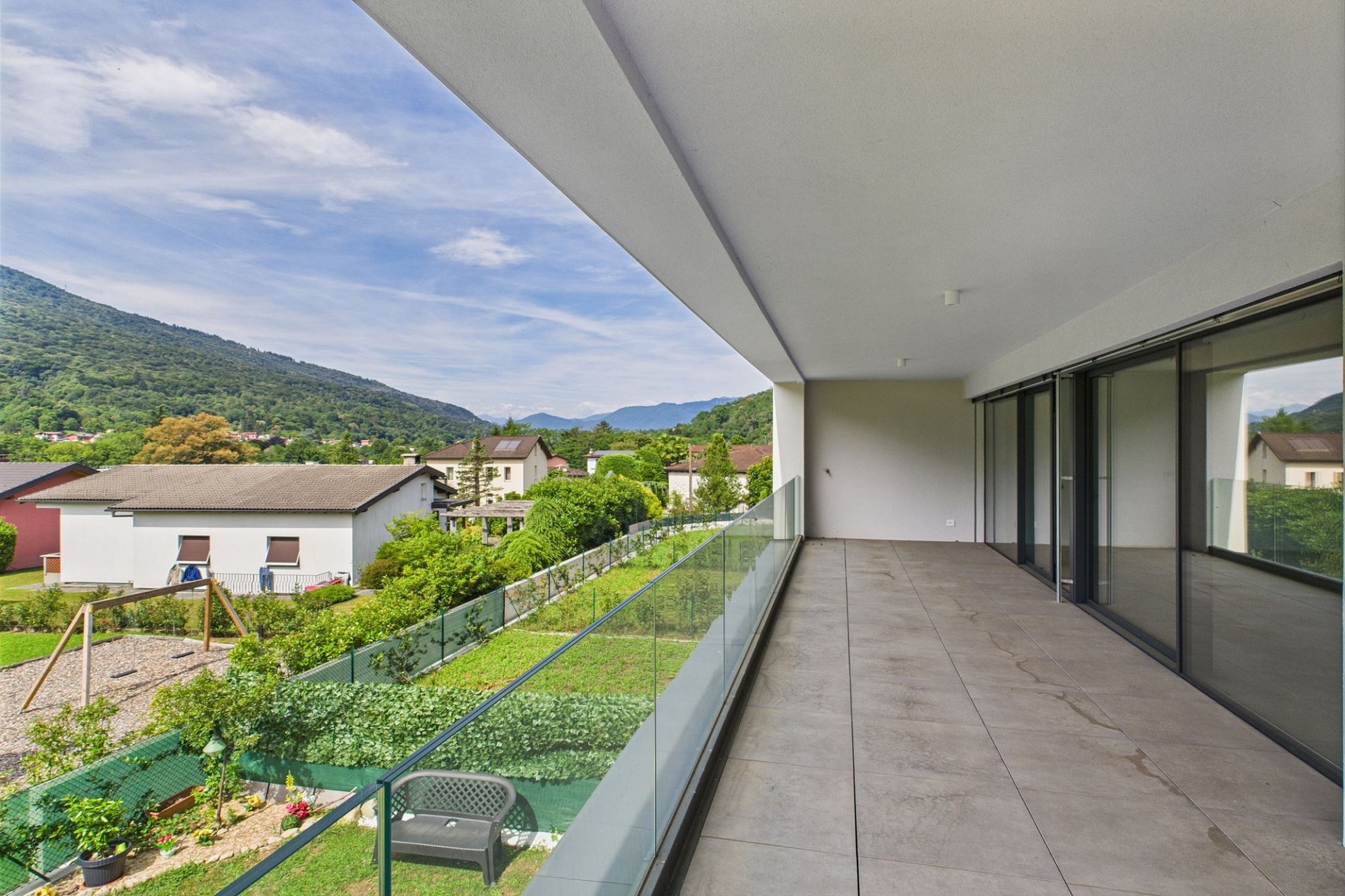Überdachter Balkon mit Bergblick
