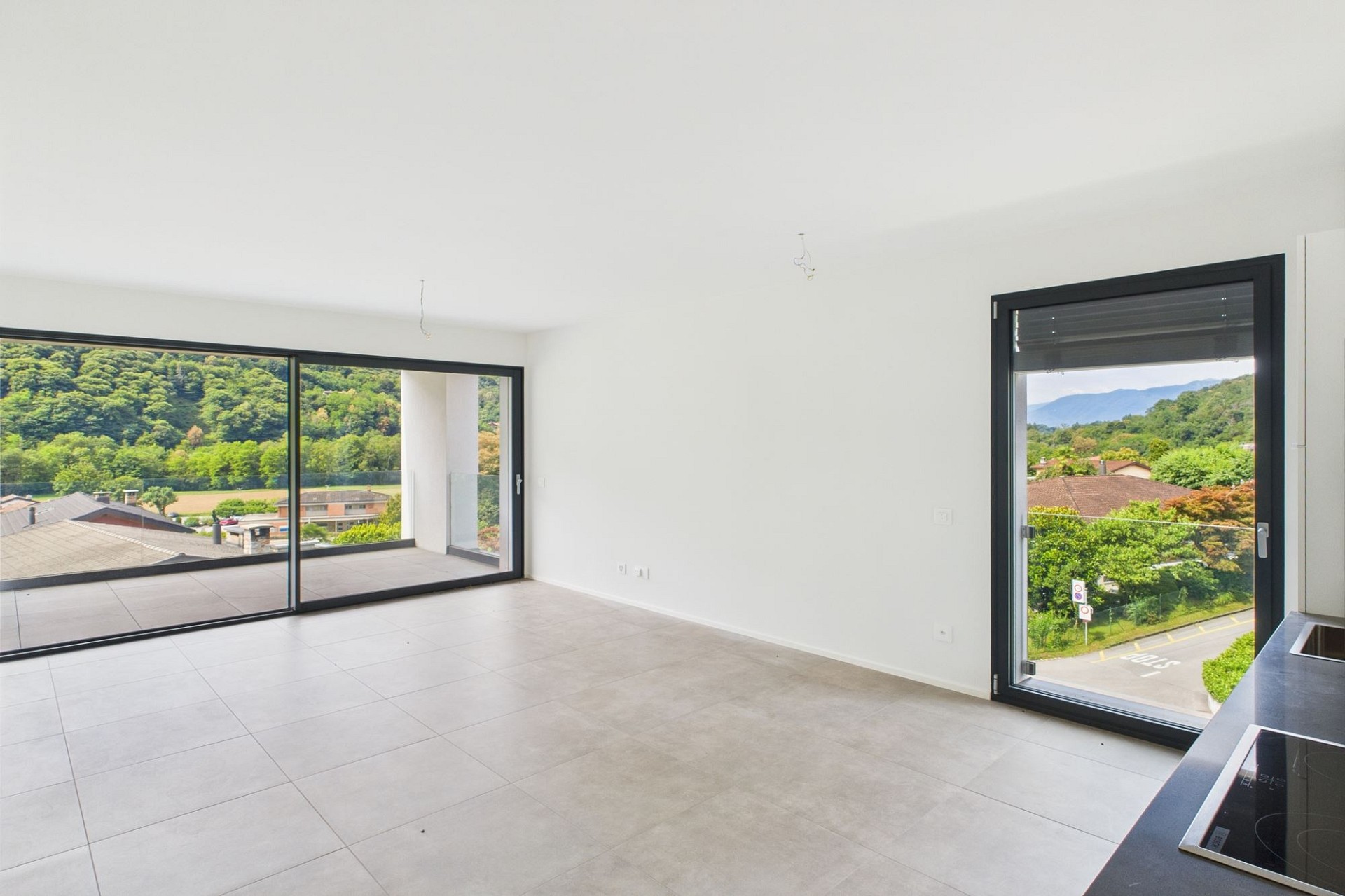 Heller leerer Wohnraum mit Panoramablick