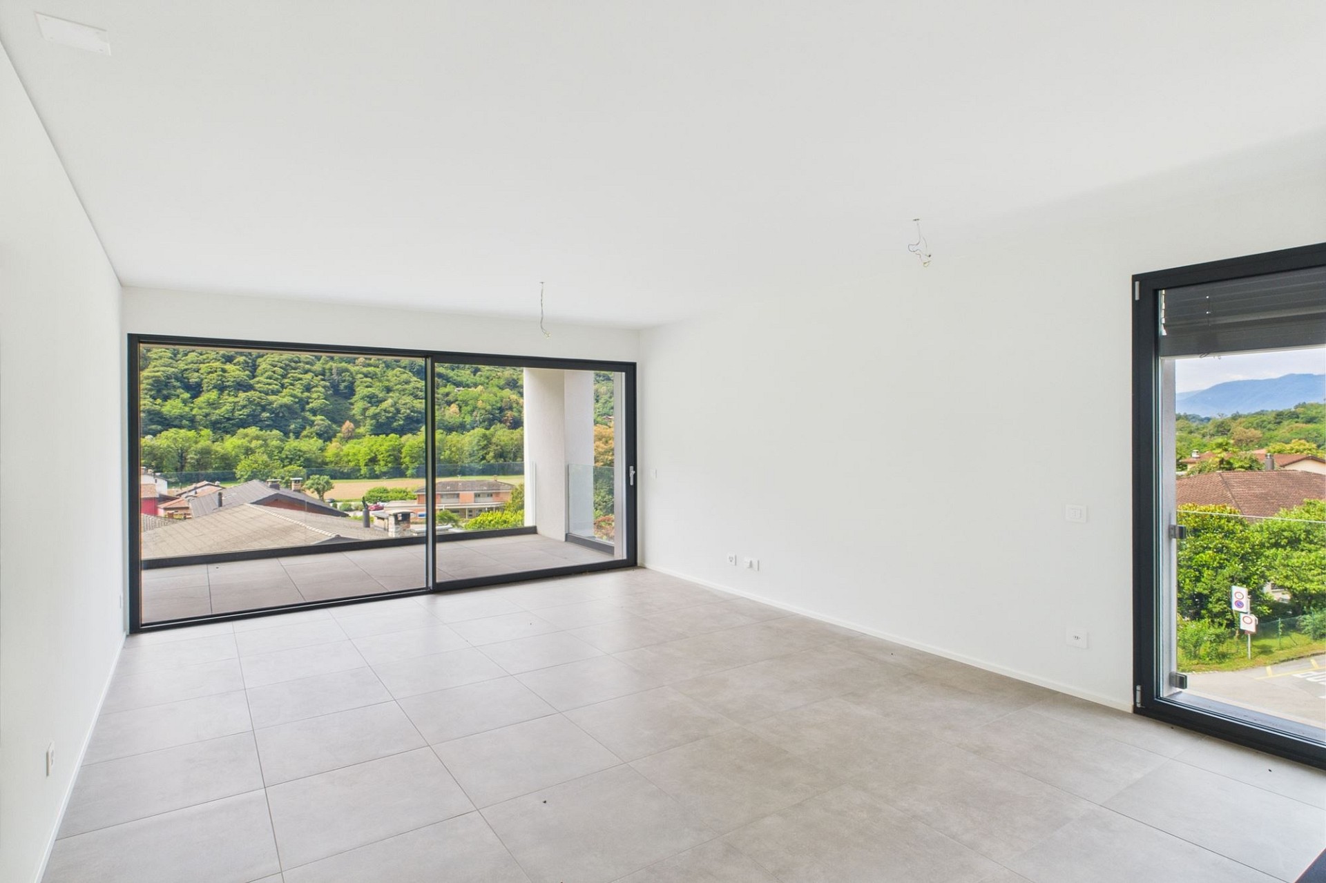 Heller leerer Wohnraum mit Bergblick