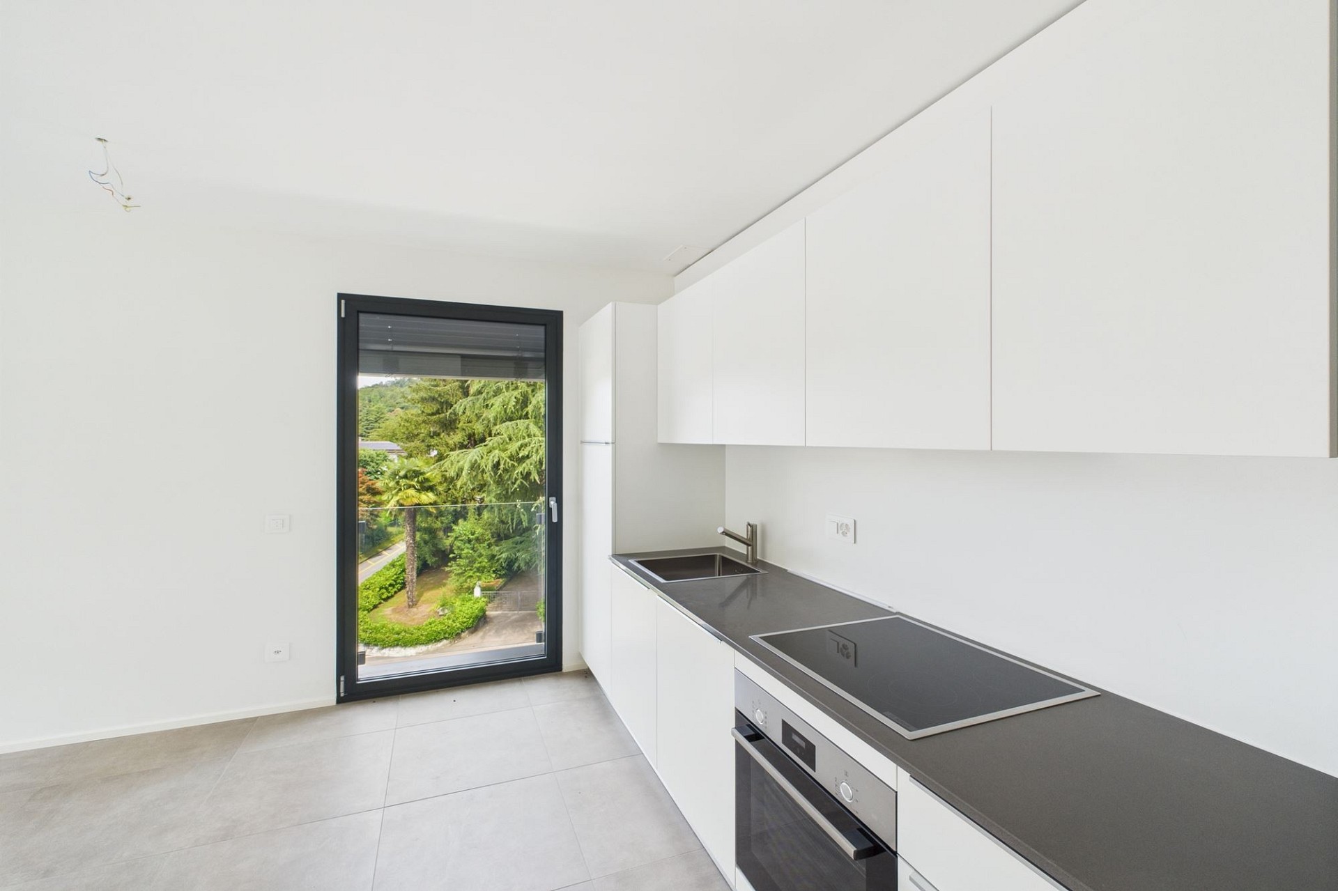 Moderne Küche mit Balkonblick