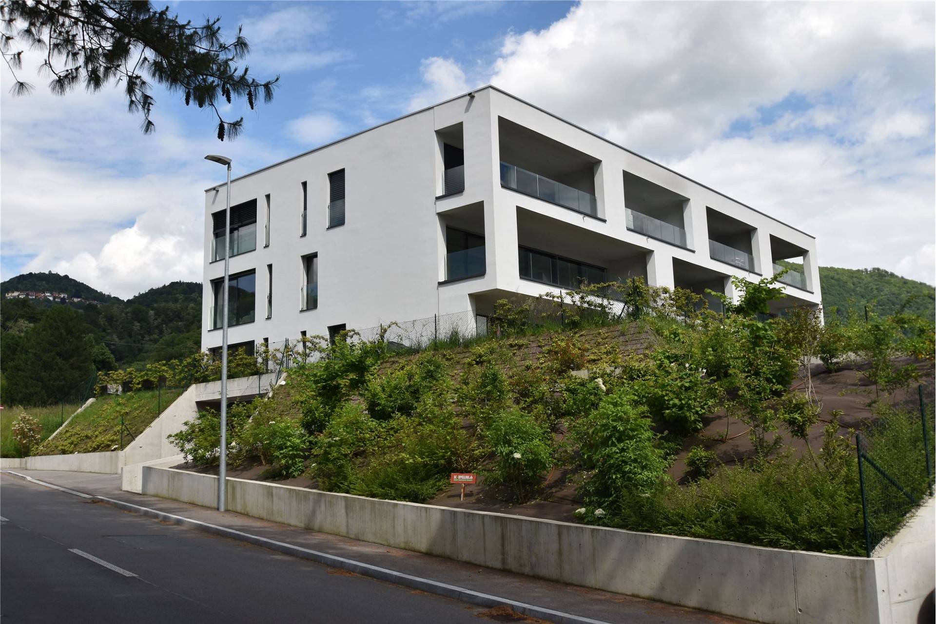 Modernes Mehrfamilienhaus in Hanglage