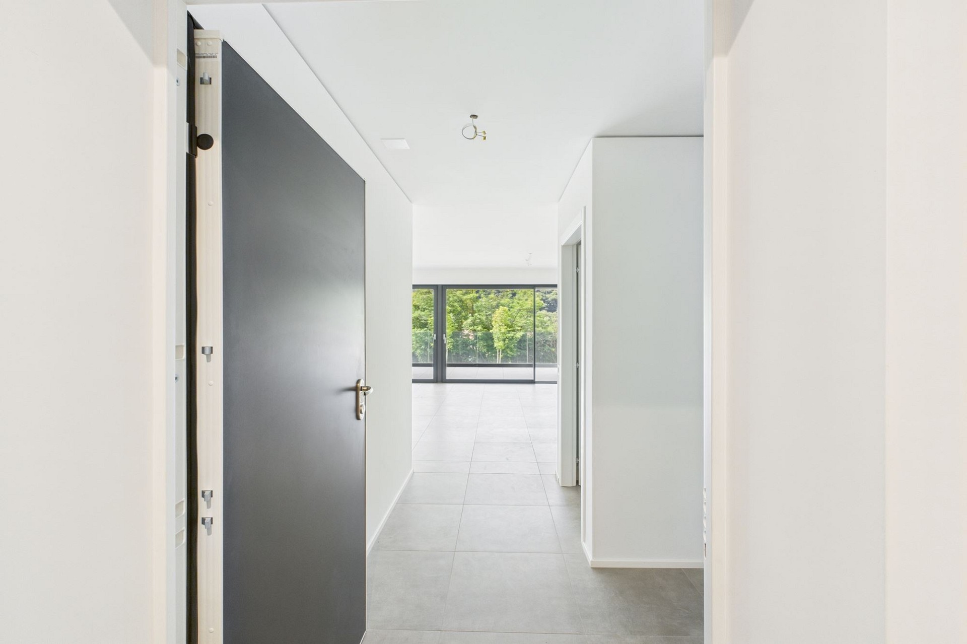 Heller Flur mit Blick ins Wohn-/Esszimmer