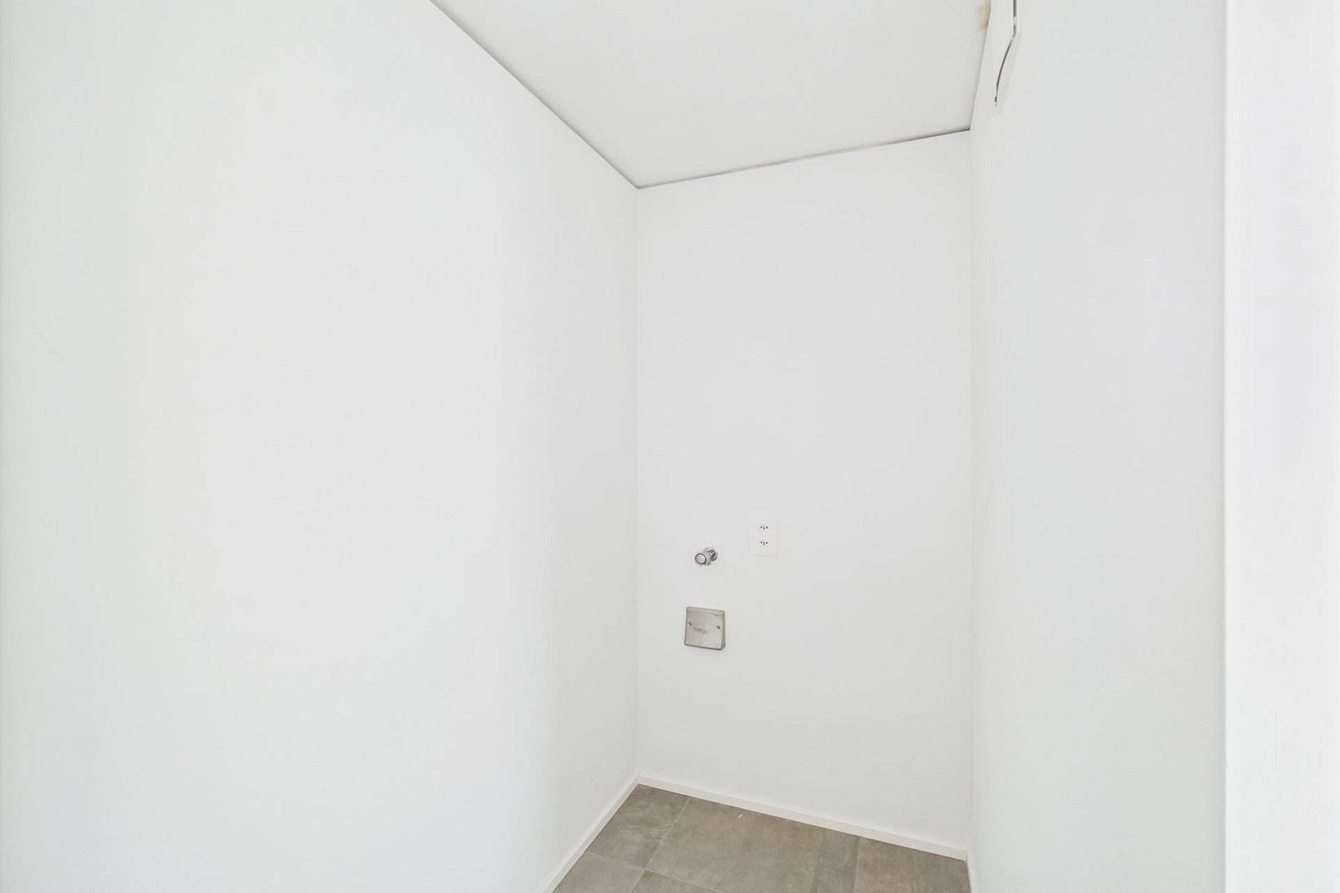 Leerer Hauswirtschafts-/Nebenraum