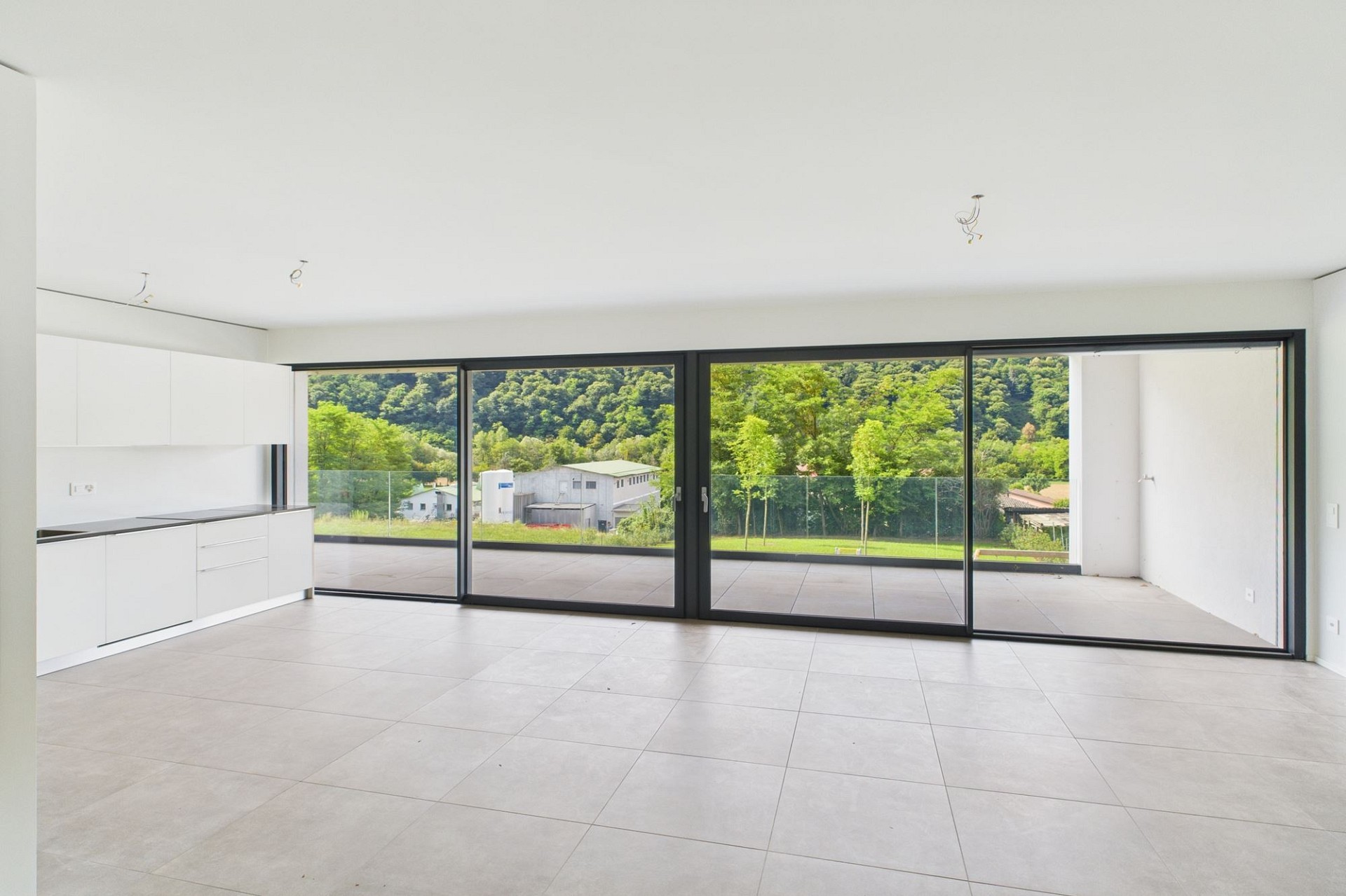 Offener Wohnbereich mit Panoramablick