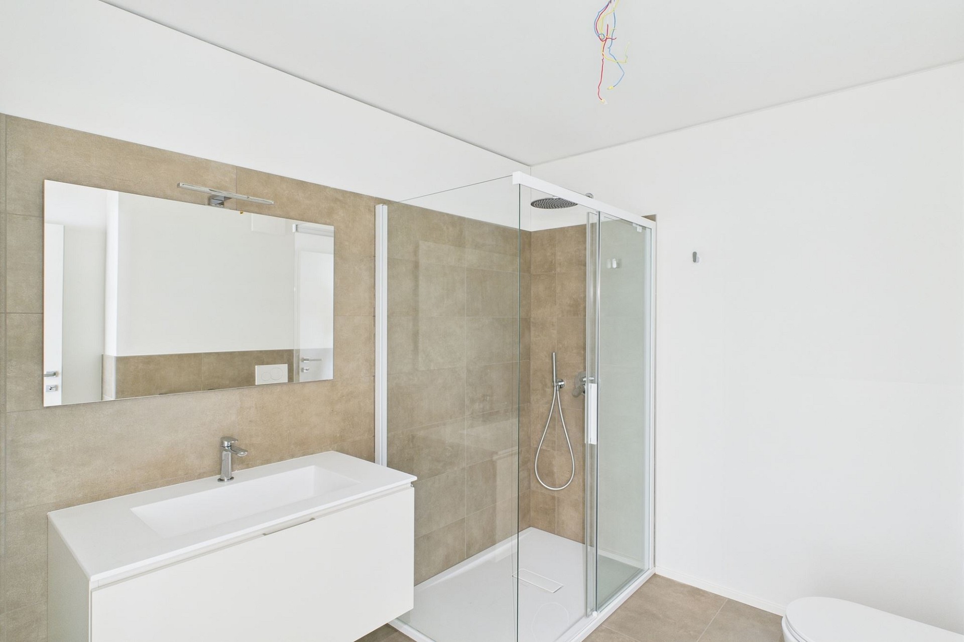 Modernes Badezimmer mit begehbarer Dusche