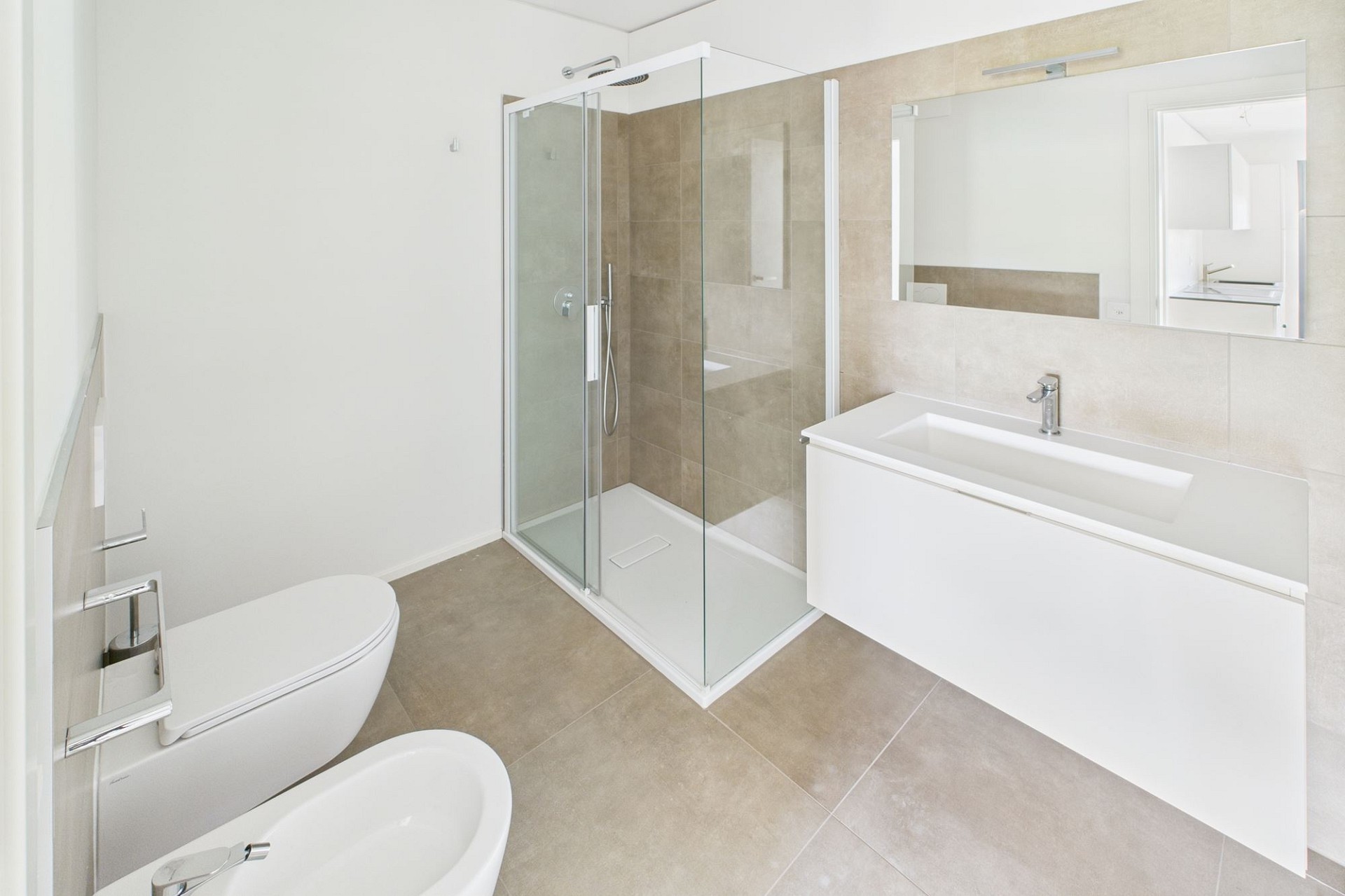 Modernes Badezimmer mit begehbarer Dusche