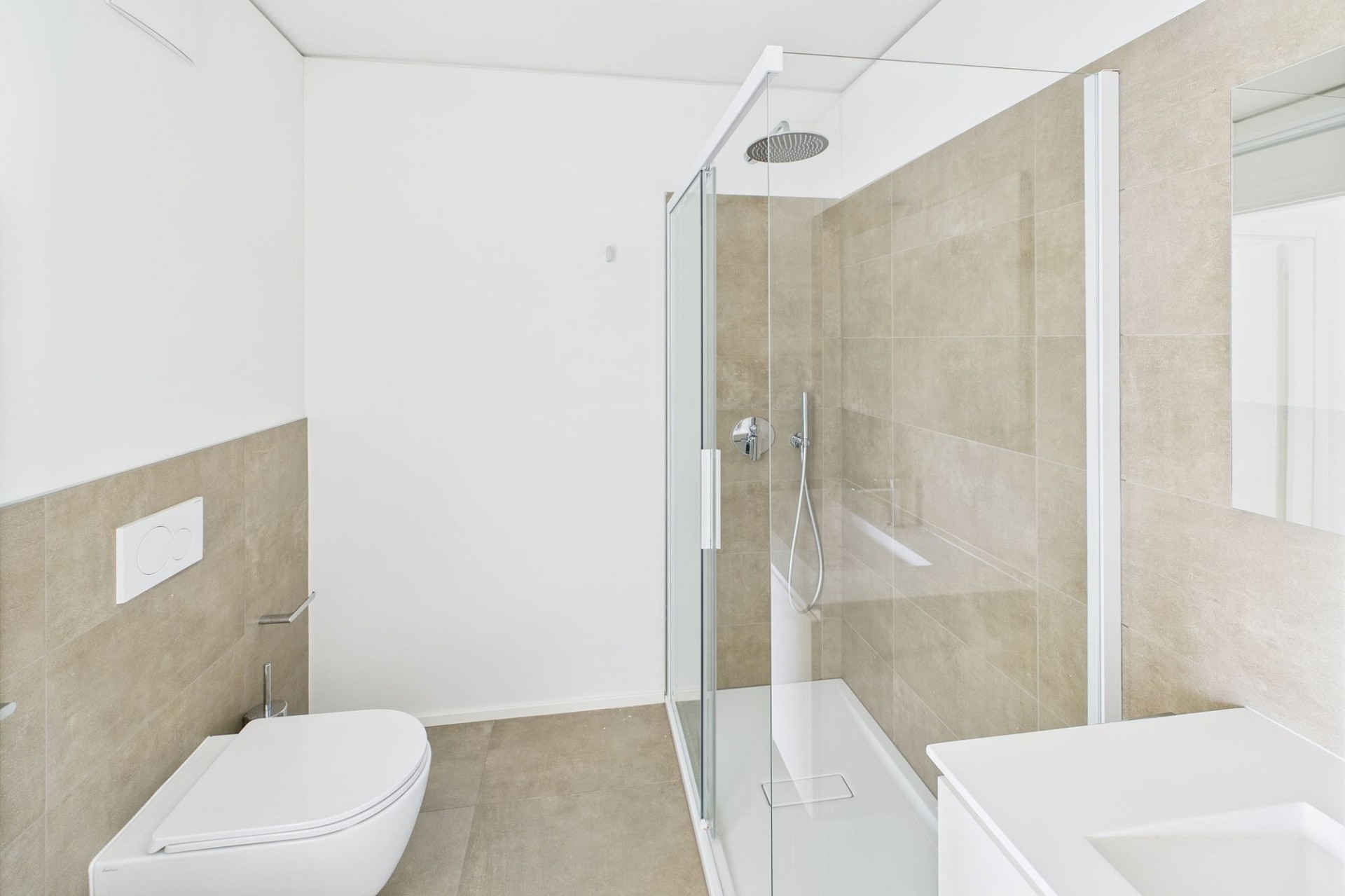 Modernes Badezimmer mit begehbarer Dusche