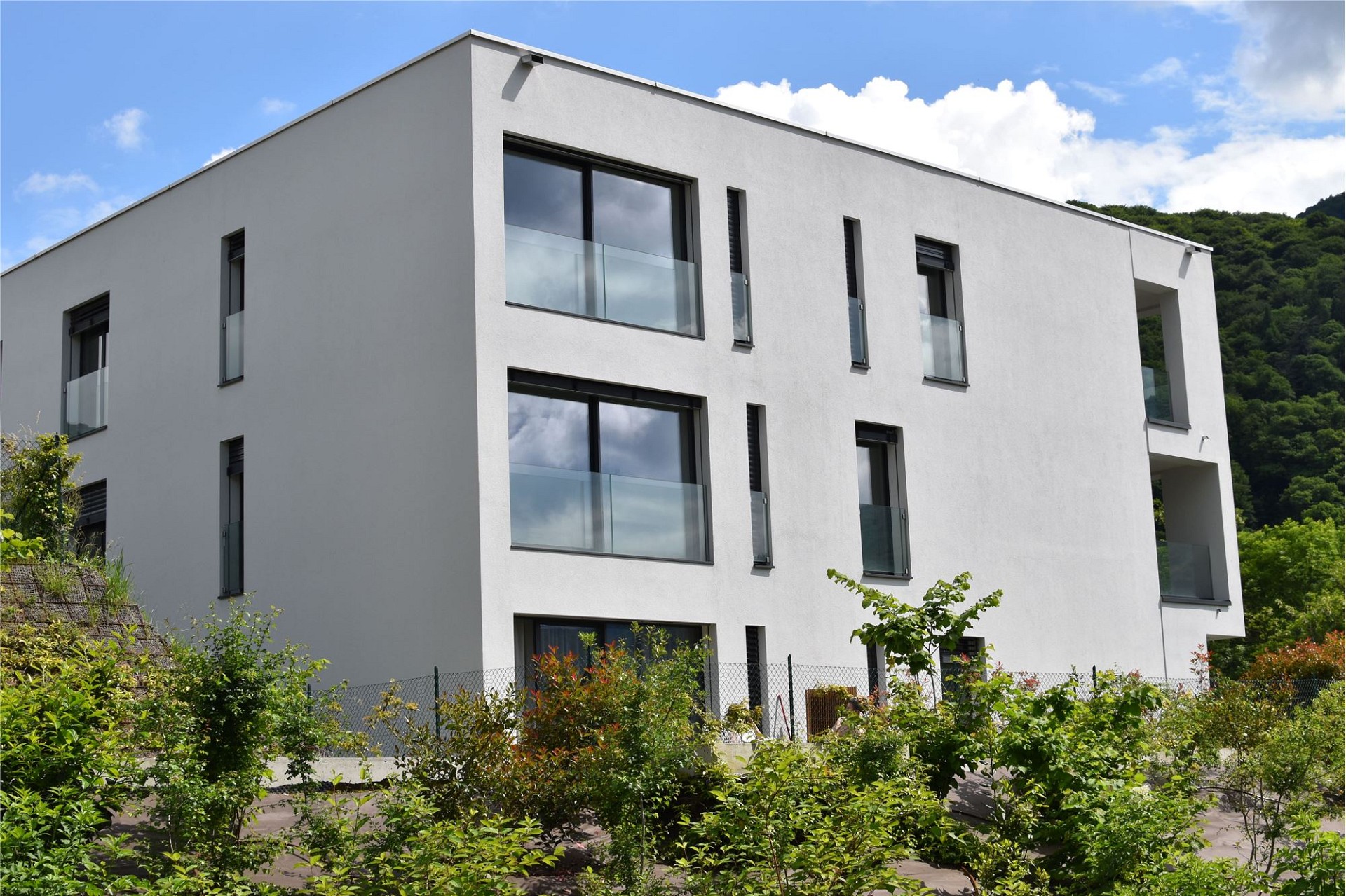 Moderne weiße Wohnanlage mit Balkonen