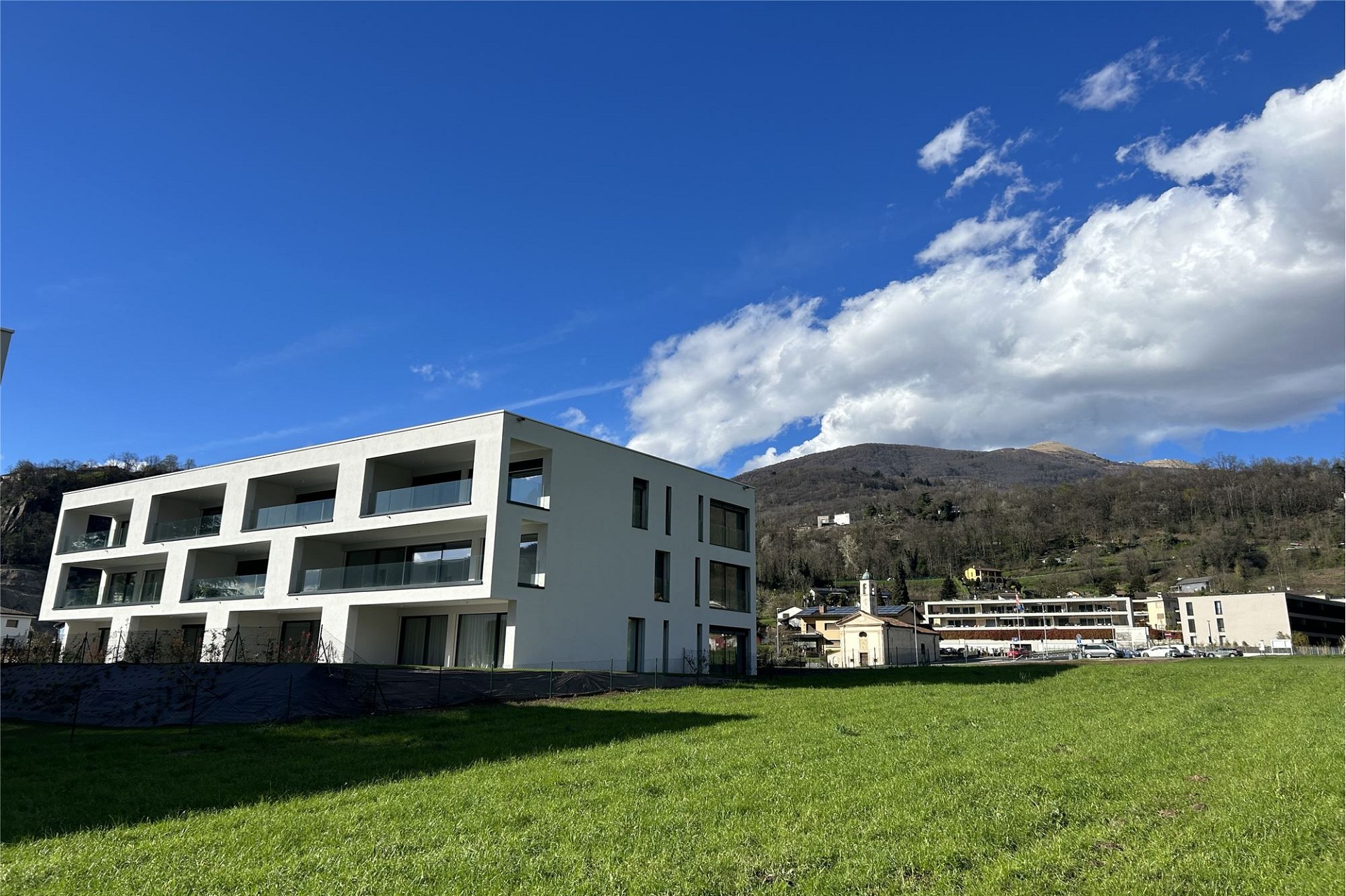 Modernes Mehrfamilienhaus mit Bergblick
