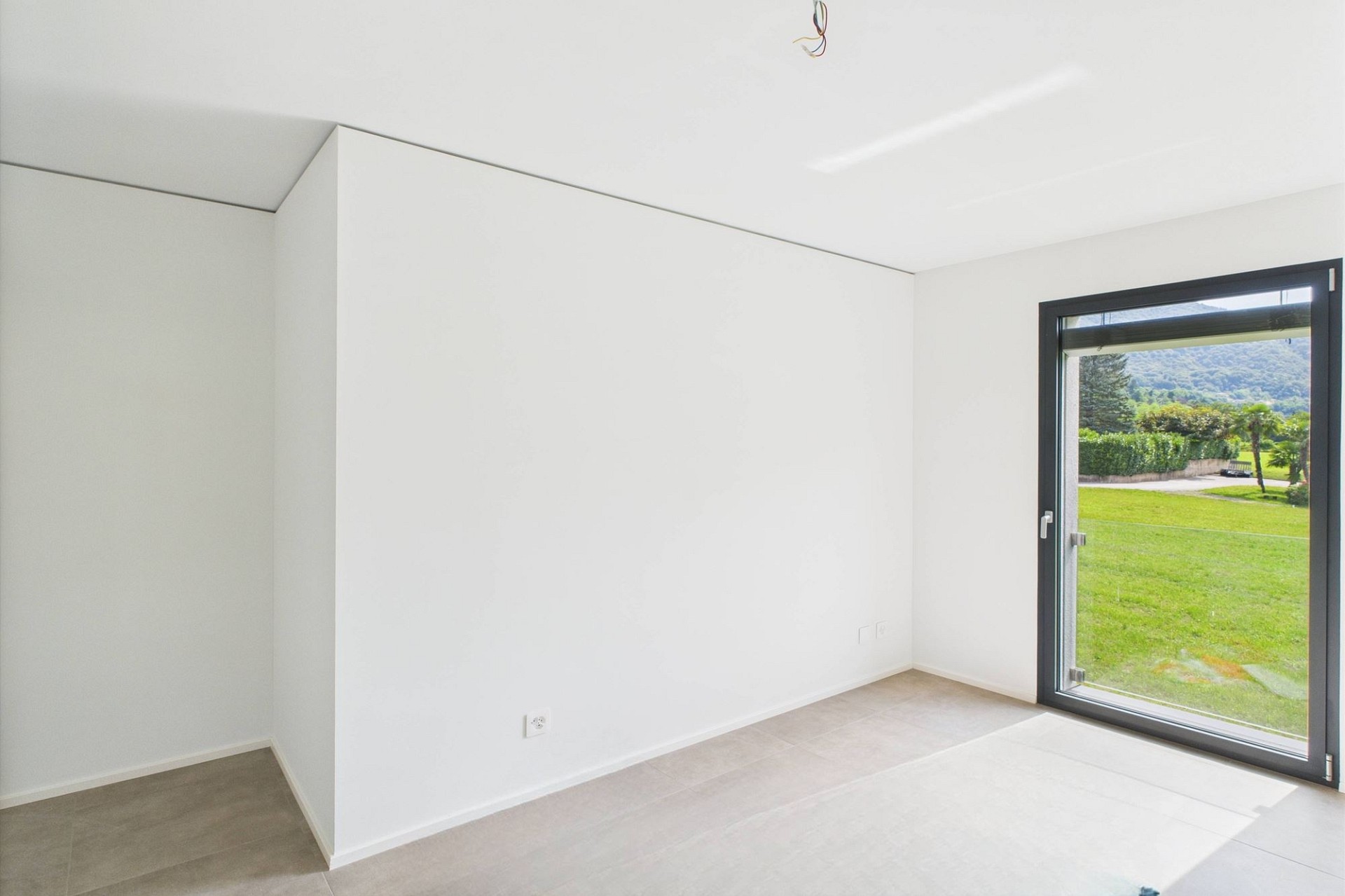 Leerer heller Raum mit Terrassentür