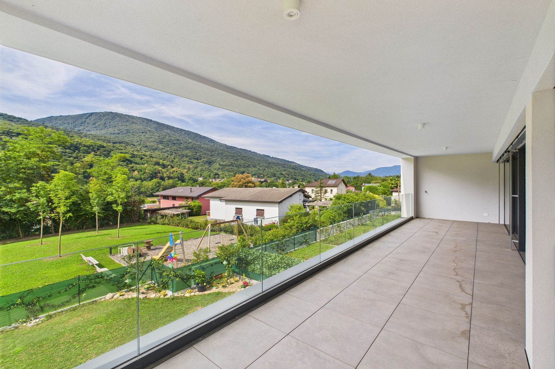 Überdachter Balkon mit Bergblick