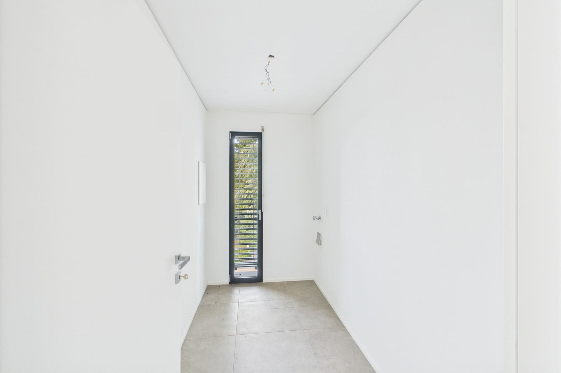 Schmale Eingangshalle im Rohbau