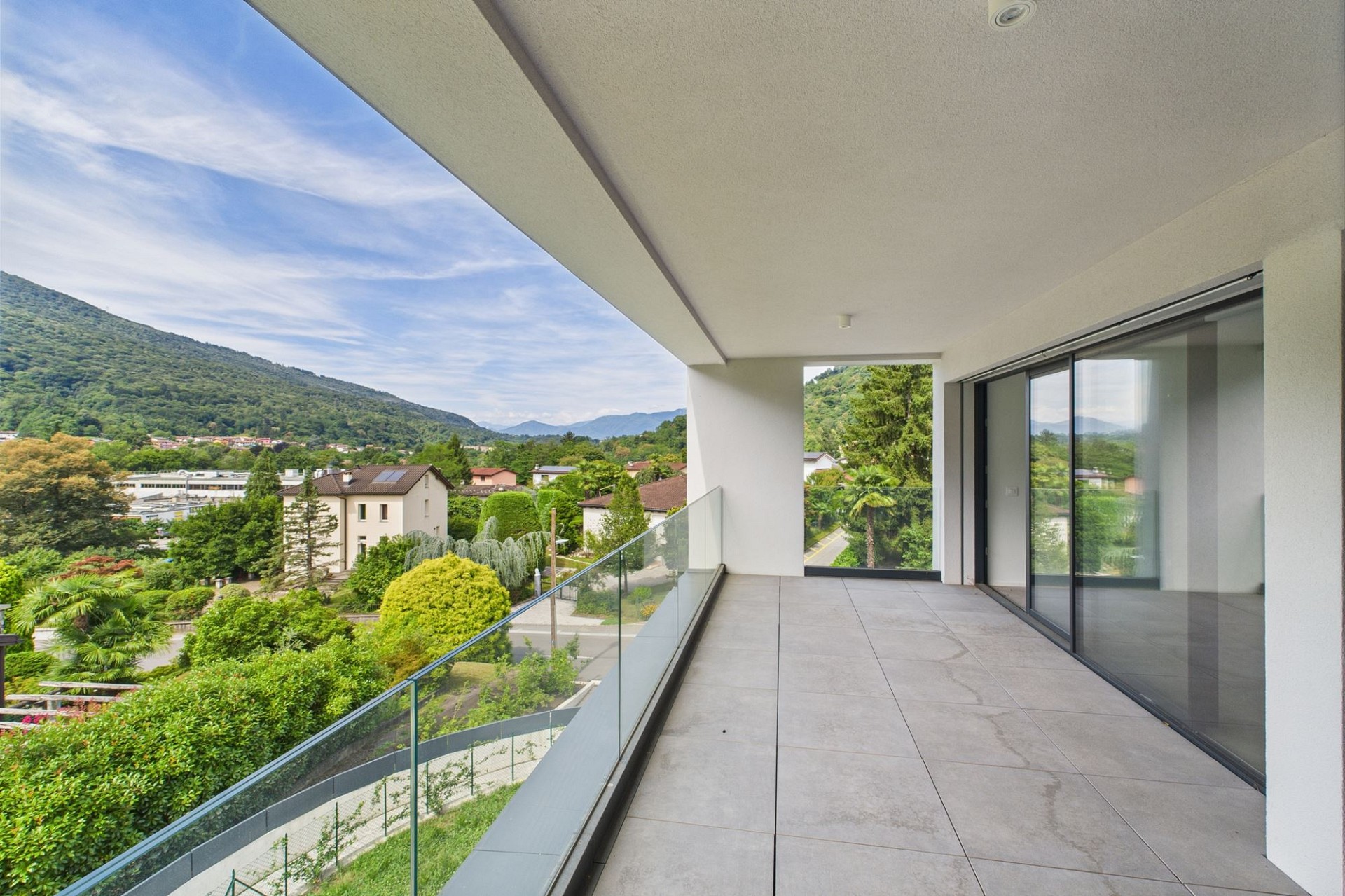 Überdachte Balkonterrasse mit Panoramablick