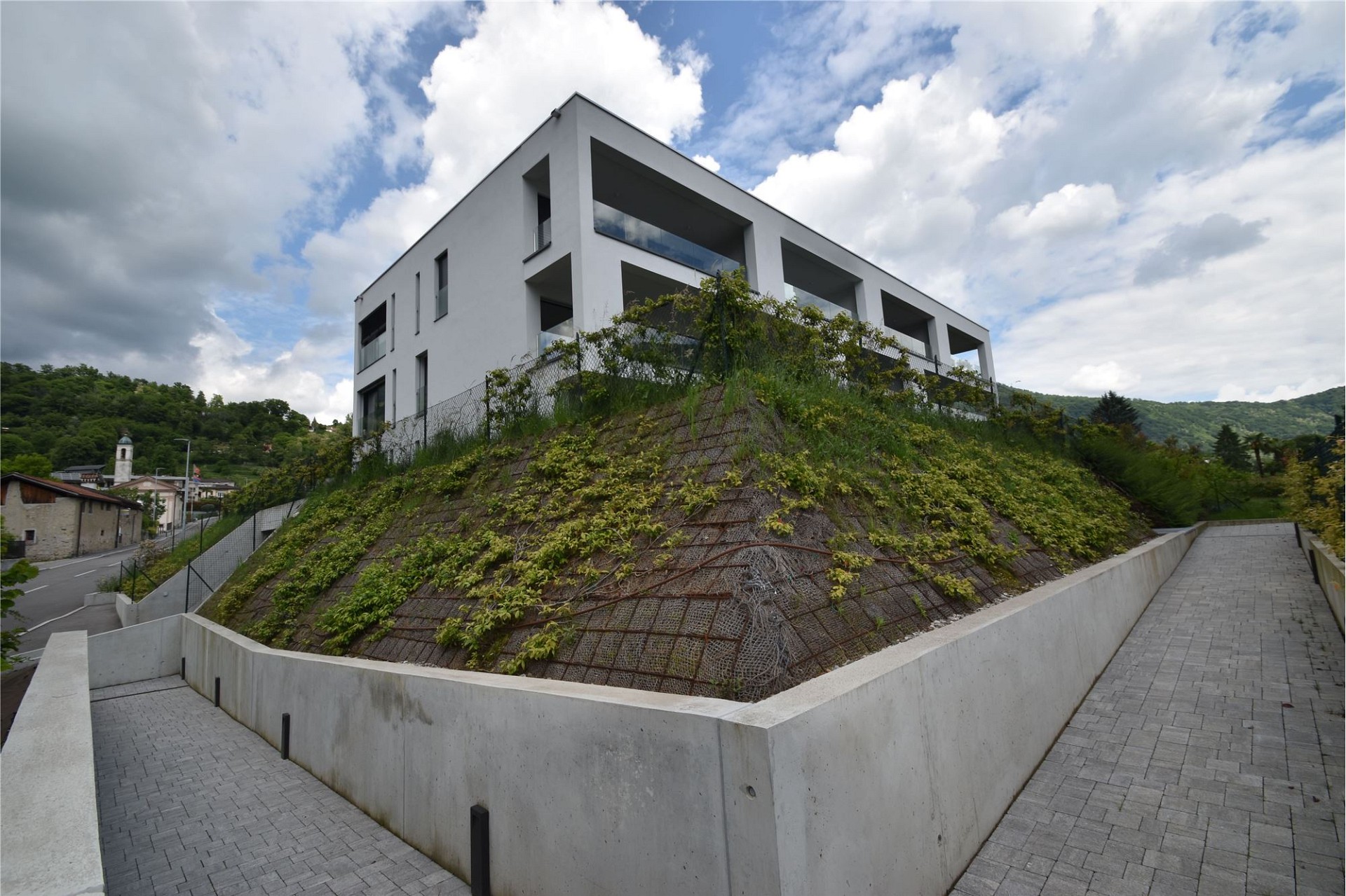 Modernes Wohngebäude auf Hanglage