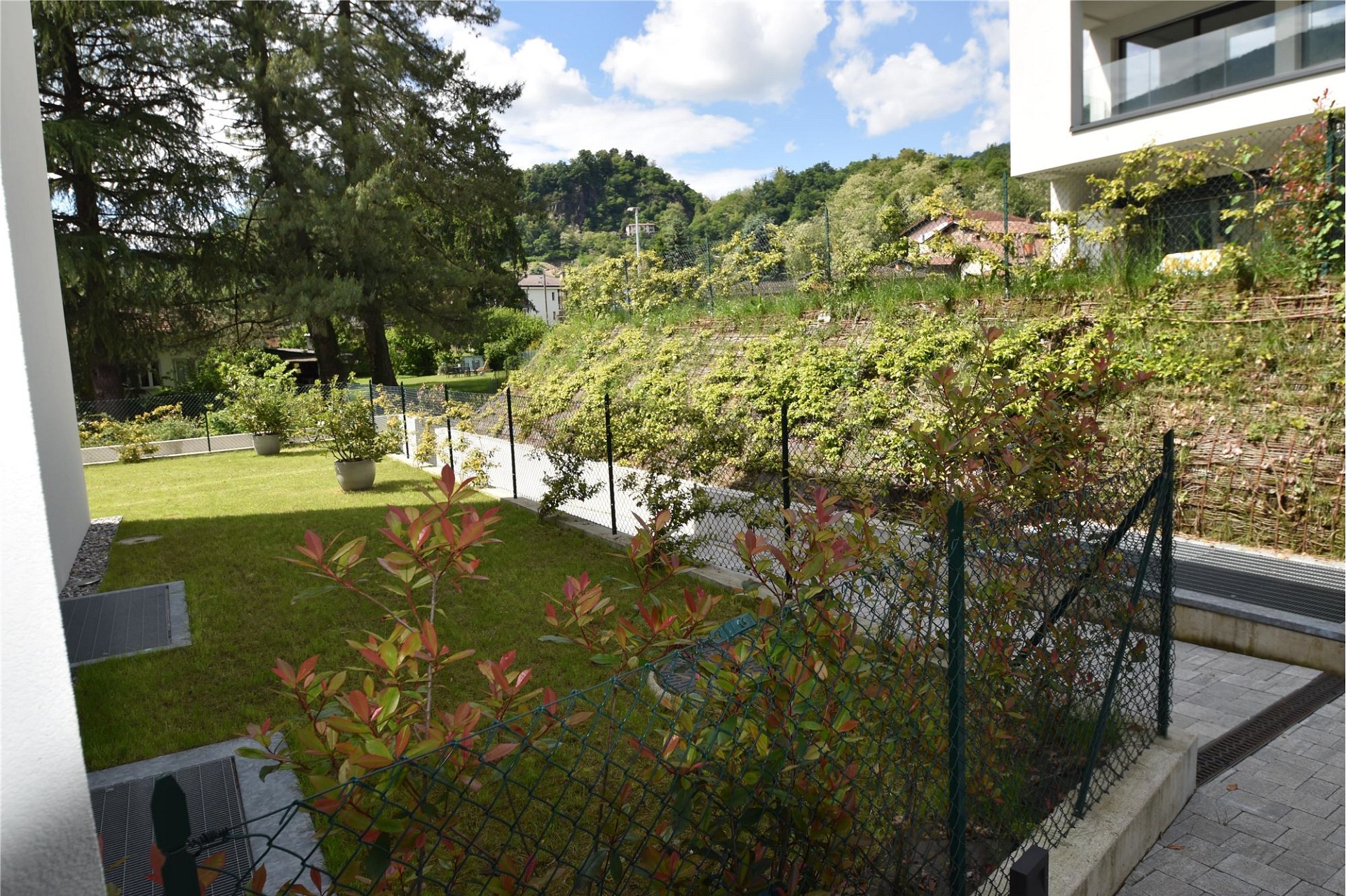 Garten und Außenbereich mit Hanglage