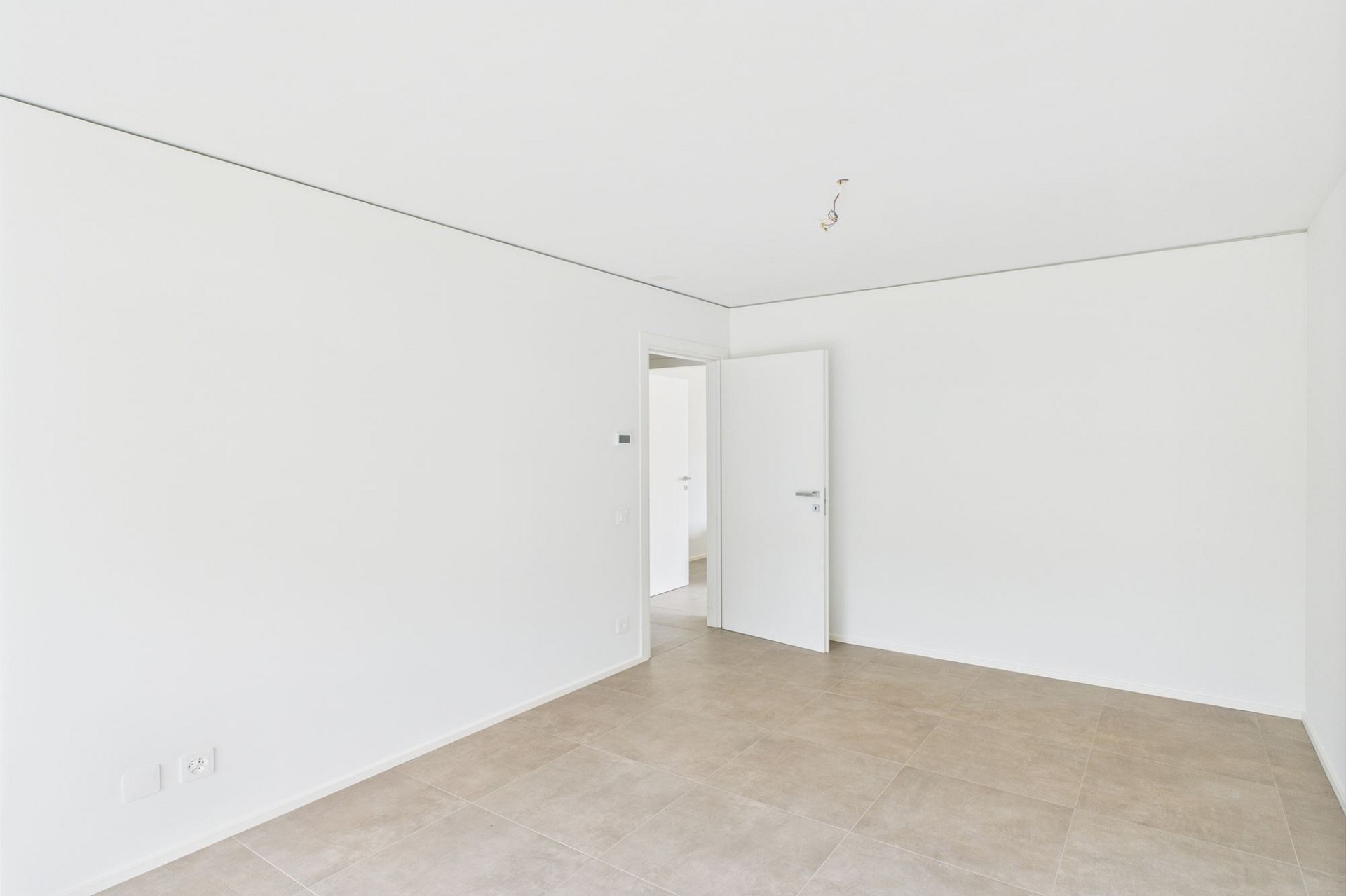 Heller leerer Raum mit Fliesenboden