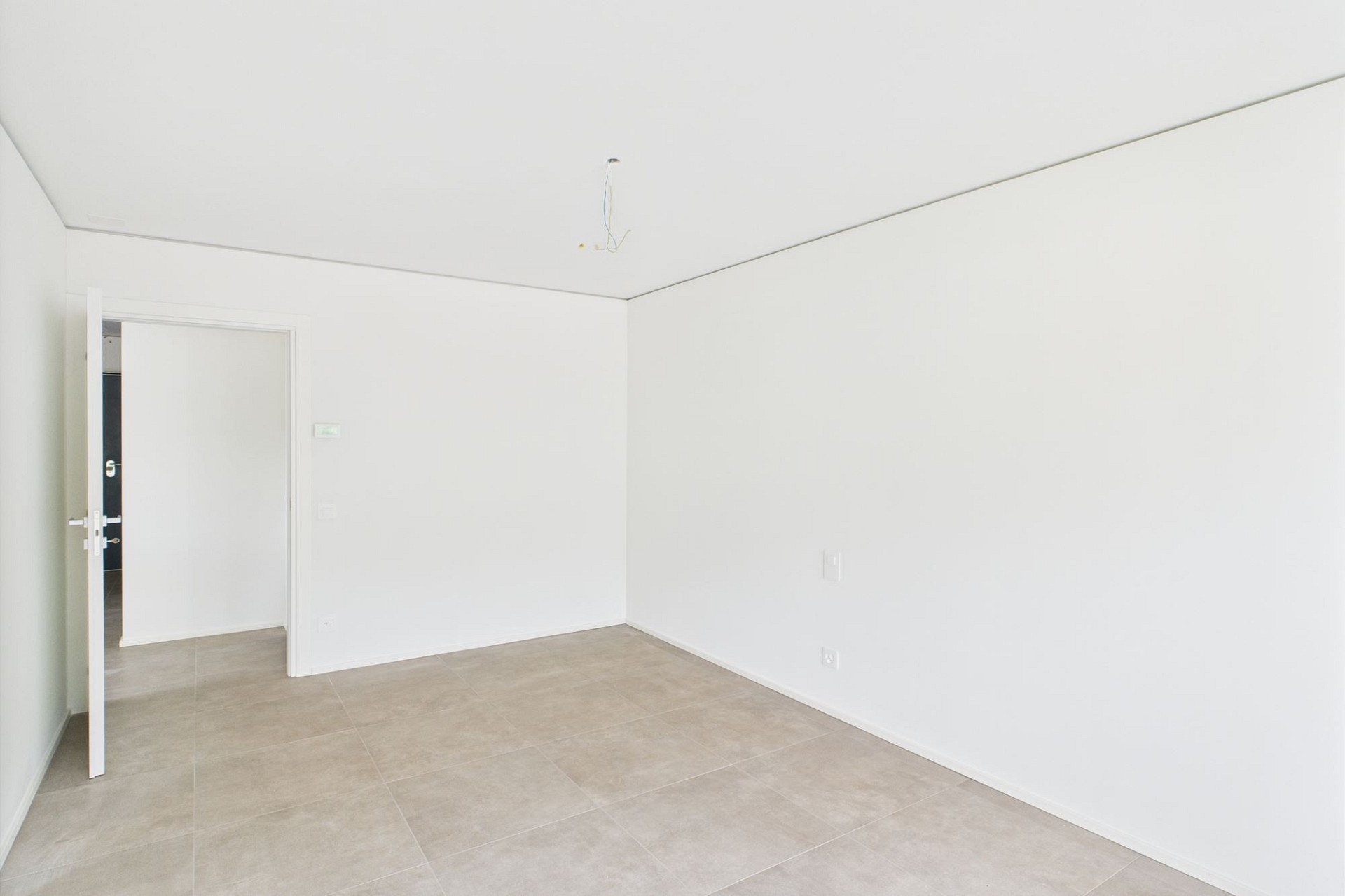 Leeres, frisch renoviertes Zimmer