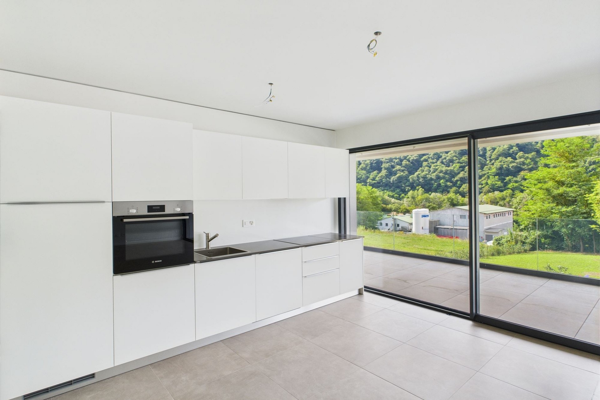 Moderne offene Küche mit großer Fensterfront