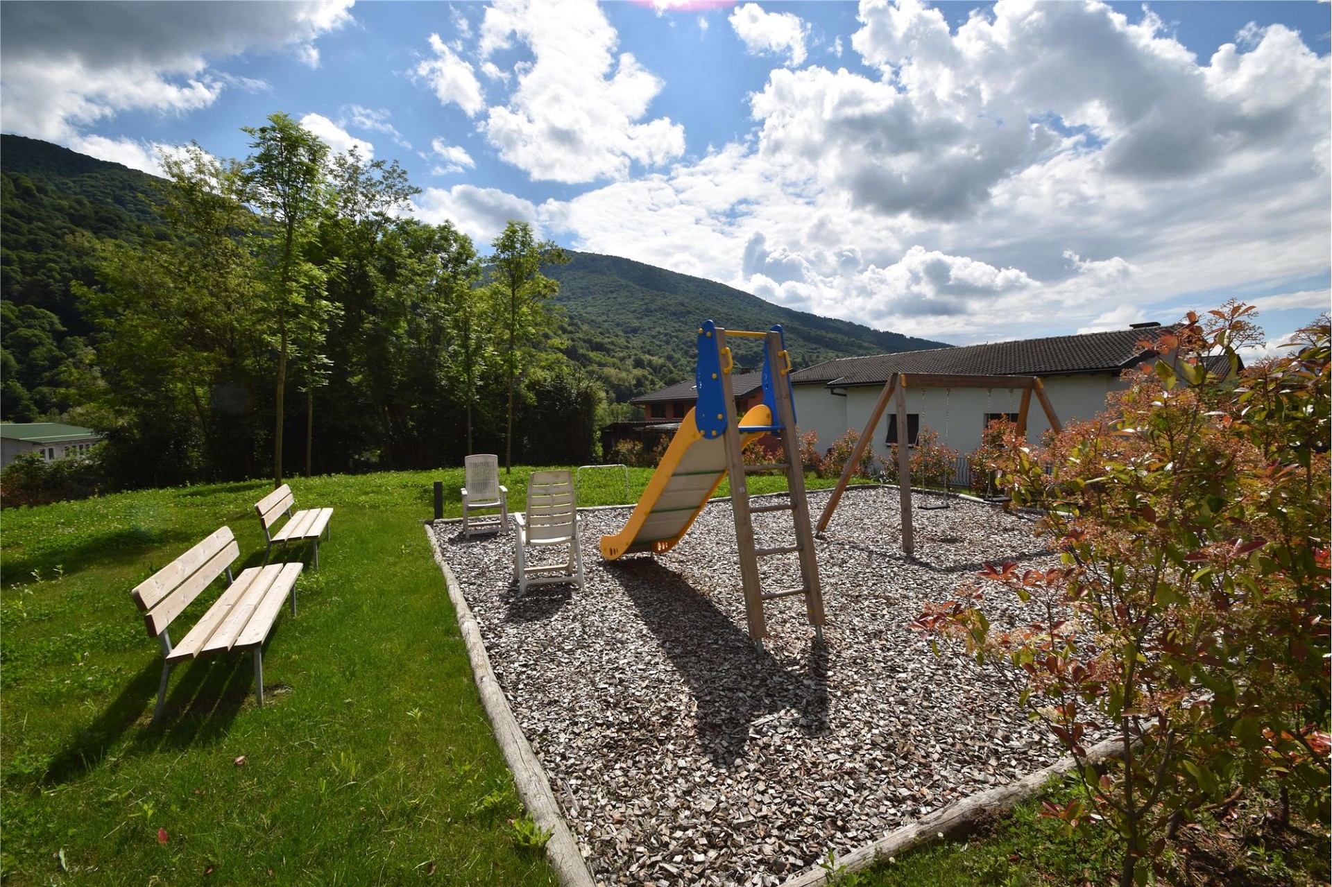Garten mit Spielplatz und Bergblick