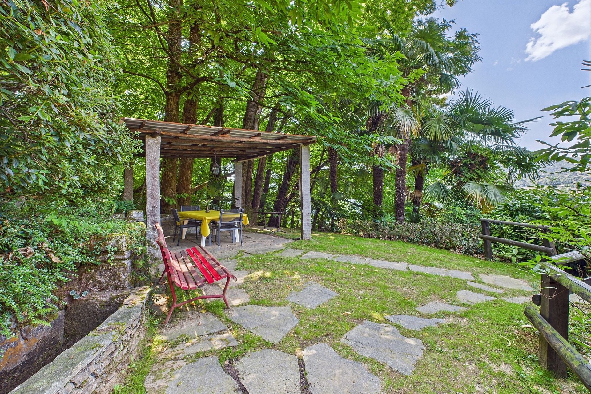 Gartenpavillon mit Sitzbereich