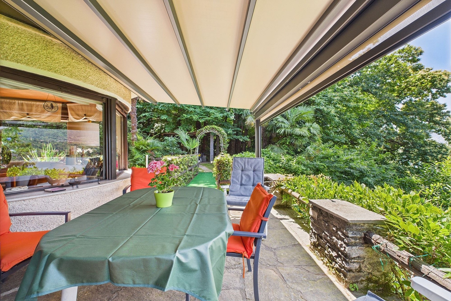 Überdachte Terrasse mit Gartenblick