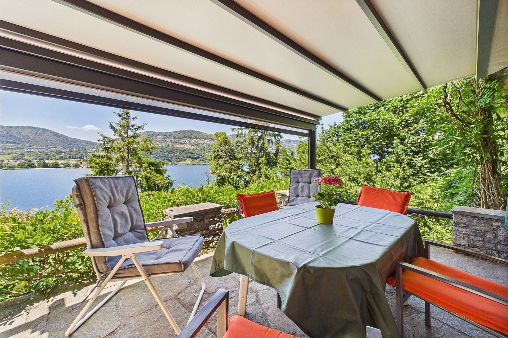 Überdachte Seeterrasse mit Ausblick