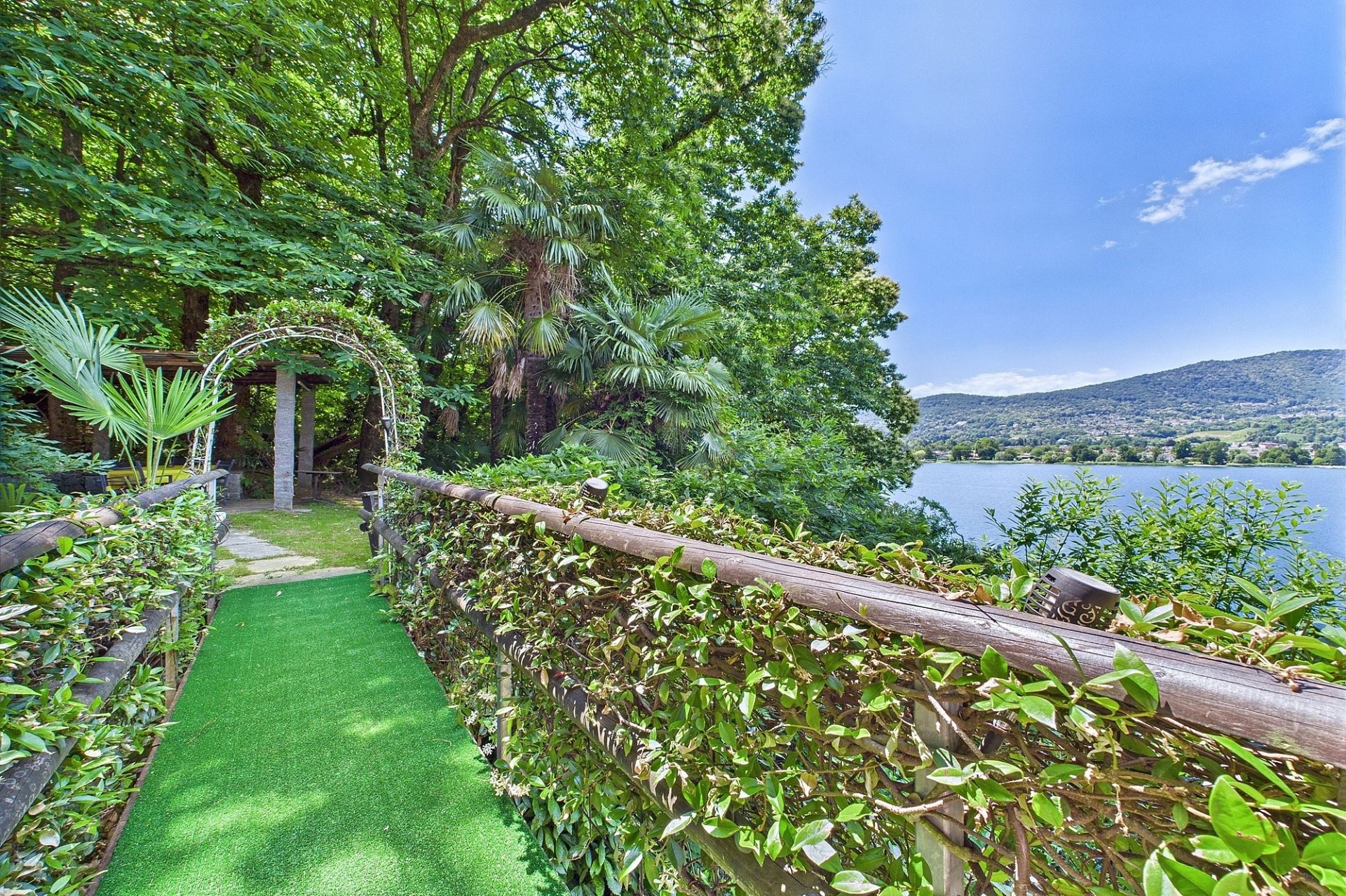 Tropischer Gartenweg mit Seeblick