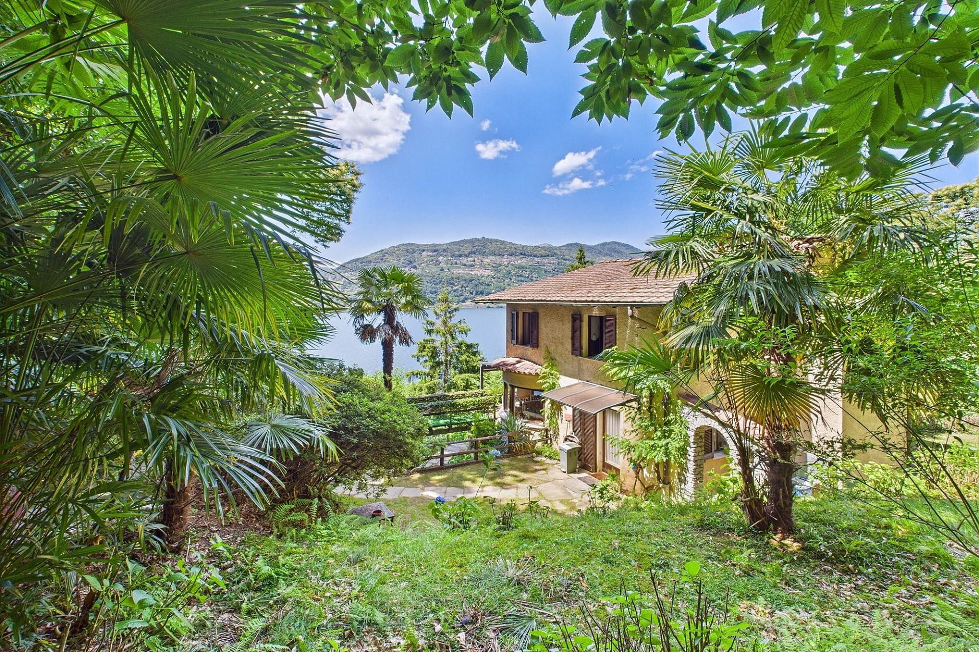 Seeblick-Villa mit mediterranem Garten